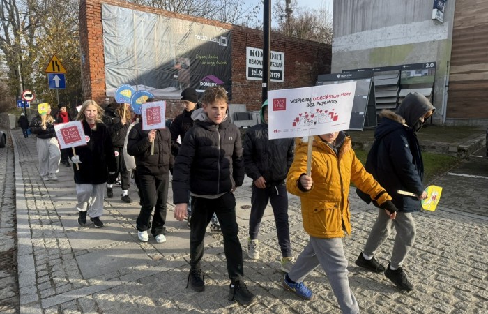 W środę 17.11.2025 nasza szkoła zorganizowała wyjątkowe wydarzenie, które było zaczątkiem podsumowania kampanii „Dzieciństwo bez Przemocy”. Dzień rozpoczął się od radosnego marszu, w którym dzieci grup przedszkolnych z wychowawczyniami oraz uczniowie wraz z nauczycielami przeszli ulicami naszego miasta. Podczas tego wydarzenia dzieci rozdawały mieszkańcom kolorowe maskotki, promując ideę bezpiecznego i szczęśliwego dzieciństwa.
Ważnym punktem dnia było spotkanie w Urzędzie Miasta z panią burmistrz, która serdecznie przyjęła naszych reprezentantów. Rozmowy dotyczyły dalszych działań na rzecz dzieci oraz wspierania inicjatyw mających na celu eliminację przemocy wśród najmłodszych.