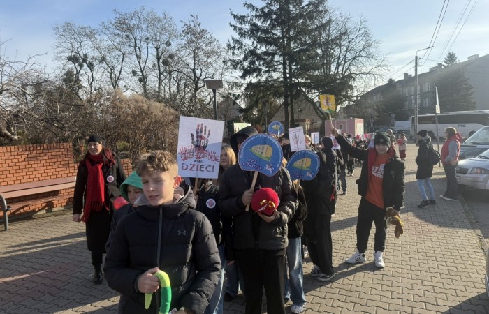 W środę 17.11.2025 nasza szkoła zorganizowała wyjątkowe wydarzenie, które było zaczątkiem podsumowania kampanii „Dzieciństwo bez Przemocy”. Dzień rozpoczął się od radosnego marszu, w którym dzieci grup przedszkolnych z wychowawczyniami oraz uczniowie wraz z nauczycielami przeszli ulicami naszego miasta. Podczas tego wydarzenia dzieci rozdawały mieszkańcom kolorowe maskotki, promując ideę bezpiecznego i szczęśliwego dzieciństwa.
Ważnym punktem dnia było spotkanie w Urzędzie Miasta z panią burmistrz, która serdecznie przyjęła naszych reprezentantów. Rozmowy dotyczyły dalszych działań na rzecz dzieci oraz wspierania inicjatyw mających na celu eliminację przemocy wśród najmłodszych.