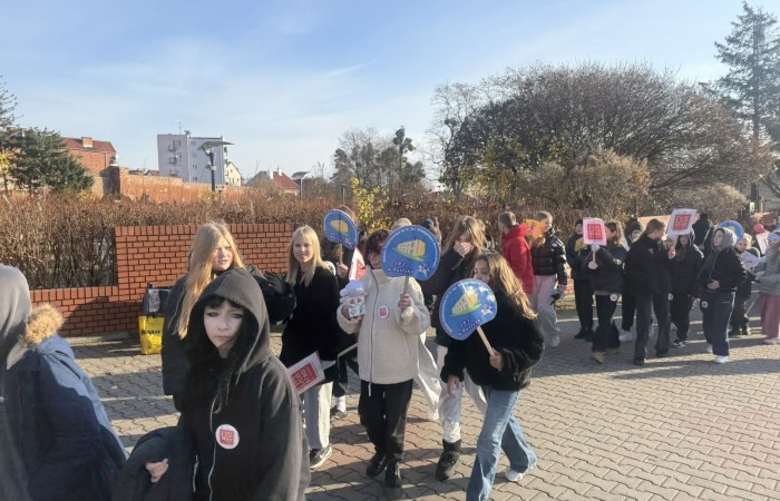 W środę 17.11.2025 nasza szkoła zorganizowała wyjątkowe wydarzenie, które było zaczątkiem podsumowania kampanii „Dzieciństwo bez Przemocy”. Dzień rozpoczął się od radosnego marszu, w którym dzieci grup przedszkolnych z wychowawczyniami oraz uczniowie wraz z nauczycielami przeszli ulicami naszego miasta. Podczas tego wydarzenia dzieci rozdawały mieszkańcom kolorowe maskotki, promując ideę bezpiecznego i szczęśliwego dzieciństwa.
Ważnym punktem dnia było spotkanie w Urzędzie Miasta z panią burmistrz, która serdecznie przyjęła naszych reprezentantów. Rozmowy dotyczyły dalszych działań na rzecz dzieci oraz wspierania inicjatyw mających na celu eliminację przemocy wśród najmłodszych.