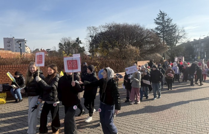 W środę 17.11.2025 nasza szkoła zorganizowała wyjątkowe wydarzenie, które było zaczątkiem podsumowania kampanii „Dzieciństwo bez Przemocy”. Dzień rozpoczął się od radosnego marszu, w którym dzieci grup przedszkolnych z wychowawczyniami oraz uczniowie wraz z nauczycielami przeszli ulicami naszego miasta. Podczas tego wydarzenia dzieci rozdawały mieszkańcom kolorowe maskotki, promując ideę bezpiecznego i szczęśliwego dzieciństwa.
Ważnym punktem dnia było spotkanie w Urzędzie Miasta z panią burmistrz, która serdecznie przyjęła naszych reprezentantów. Rozmowy dotyczyły dalszych działań na rzecz dzieci oraz wspierania inicjatyw mających na celu eliminację przemocy wśród najmłodszych.