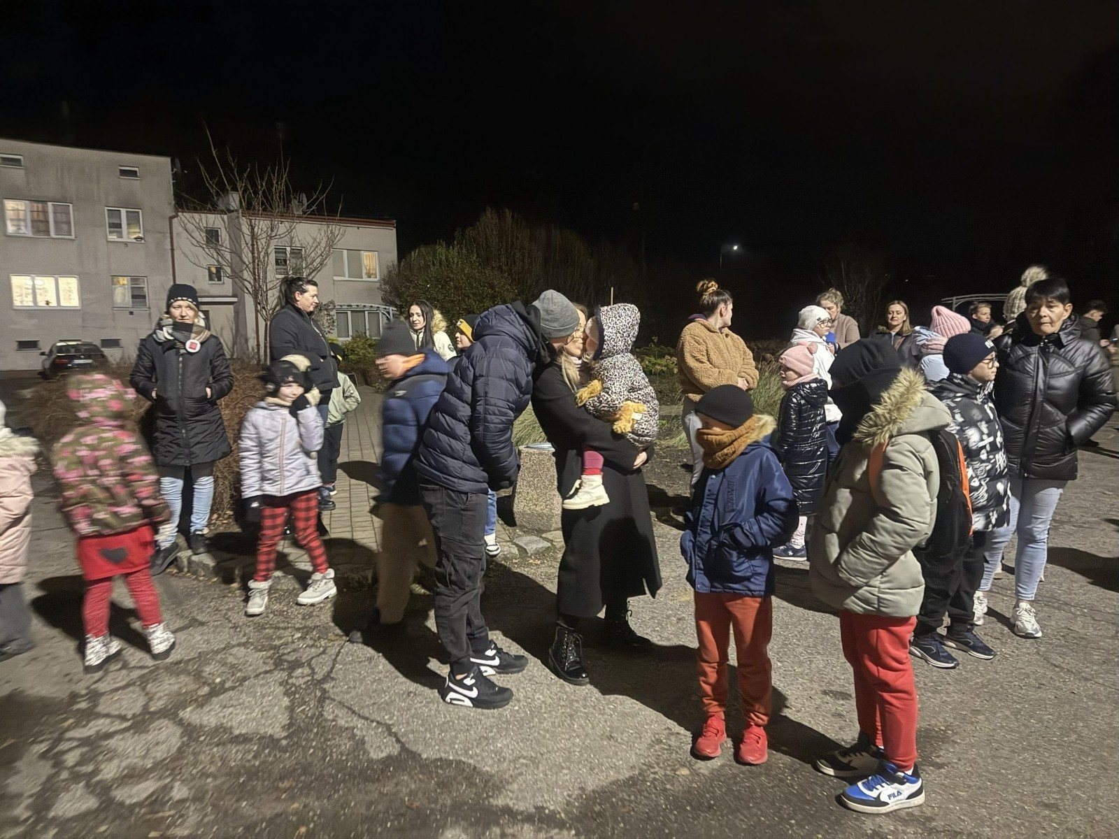 O godzinie 17:00 pod szkołą rozpoczęła się impreza, która zgromadziła około 200 osób. Szkoła została podświetlona na czerwono, co symbolizowało naszą jedność w walce z przemocą. Był to akcent podsumowujący nasze wcześ iej sze  działania w ramach Kampanii Ogólnopolskiej „Dzieciństwo bez Przemocy”. Od października uczniowie uczestniczyli w lekcjach online przygotowanych przez Fundację Dajemy Dzieciom Siłę. Rodzice również zostali objęci wsparciem w postaci webinaru online ww. fudacji.
Uczestnicy mogli wziąć udział w wspólnym śpiewaniu, quizie wiedzy o przemocy oraz tworzeniu „kamieni mocy” – symboli pozytywnej energii i wsparcia. Dodatkowo, w ramach konkursów, przyznano nagrody ufundowane przez Urząd Miejski w Pasłęku.
Ten cudowny czas umilił nam smaczny poczęstunek, w tym grochówka, pizza i ciasta, gorąca kawa i herbatka przygotowany przez panie kucharki i rodziców.
W wydarzeniu uczestniczyli również zaproszeni goście, w tym Burmistrz Pasłęka – pani Elżbieta Wasiuk,  podinspektor KP Pasłęk – pani Agnieszka Bielewicz - Piechowiak oraz przedstawiciel Kuratorium Oświaty w Elblągu – pani Teresa Bednarz, którzy wspierają nasze działania. Ich obecność była dowodem na to, jak ważna jest współpraca lokalnej społeczności w walce z przemocą wobec dzieci. Dziękujemy wszystkim, którzy wzięli udział w tym wyjątkowym dniu oraz przyczynili się do jego organizacji. Razem możemy stworzyć bezpieczne i przyjazne środowisko dla naszych dzieci!
