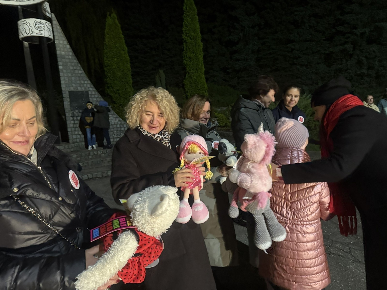 O godzinie 17:00 pod szkołą rozpoczęła się impreza, która zgromadziła około 200 osób. Szkoła została podświetlona na czerwono, co symbolizowało naszą jedność w walce z przemocą. Był to akcent podsumowujący nasze wcześ iej sze  działania w ramach Kampanii Ogólnopolskiej „Dzieciństwo bez Przemocy”. Od października uczniowie uczestniczyli w lekcjach online przygotowanych przez Fundację Dajemy Dzieciom Siłę. Rodzice również zostali objęci wsparciem w postaci webinaru online ww. fudacji.
Uczestnicy mogli wziąć udział w wspólnym śpiewaniu, quizie wiedzy o przemocy oraz tworzeniu „kamieni mocy” – symboli pozytywnej energii i wsparcia. Dodatkowo, w ramach konkursów, przyznano nagrody ufundowane przez Urząd Miejski w Pasłęku.
Ten cudowny czas umilił nam smaczny poczęstunek, w tym grochówka, pizza i ciasta, gorąca kawa i herbatka przygotowany przez panie kucharki i rodziców.
W wydarzeniu uczestniczyli również zaproszeni goście, w tym Burmistrz Pasłęka – pani Elżbieta Wasiuk,  podinspektor KP Pasłęk – pani Agnieszka Bielewicz - Piechowiak oraz przedstawiciel Kuratorium Oświaty w Elblągu – pani Teresa Bednarz, którzy wspierają nasze działania. Ich obecność była dowodem na to, jak ważna jest współpraca lokalnej społeczności w walce z przemocą wobec dzieci. Dziękujemy wszystkim, którzy wzięli udział w tym wyjątkowym dniu oraz przyczynili się do jego organizacji. Razem możemy stworzyć bezpieczne i przyjazne środowisko dla naszych dzieci!
