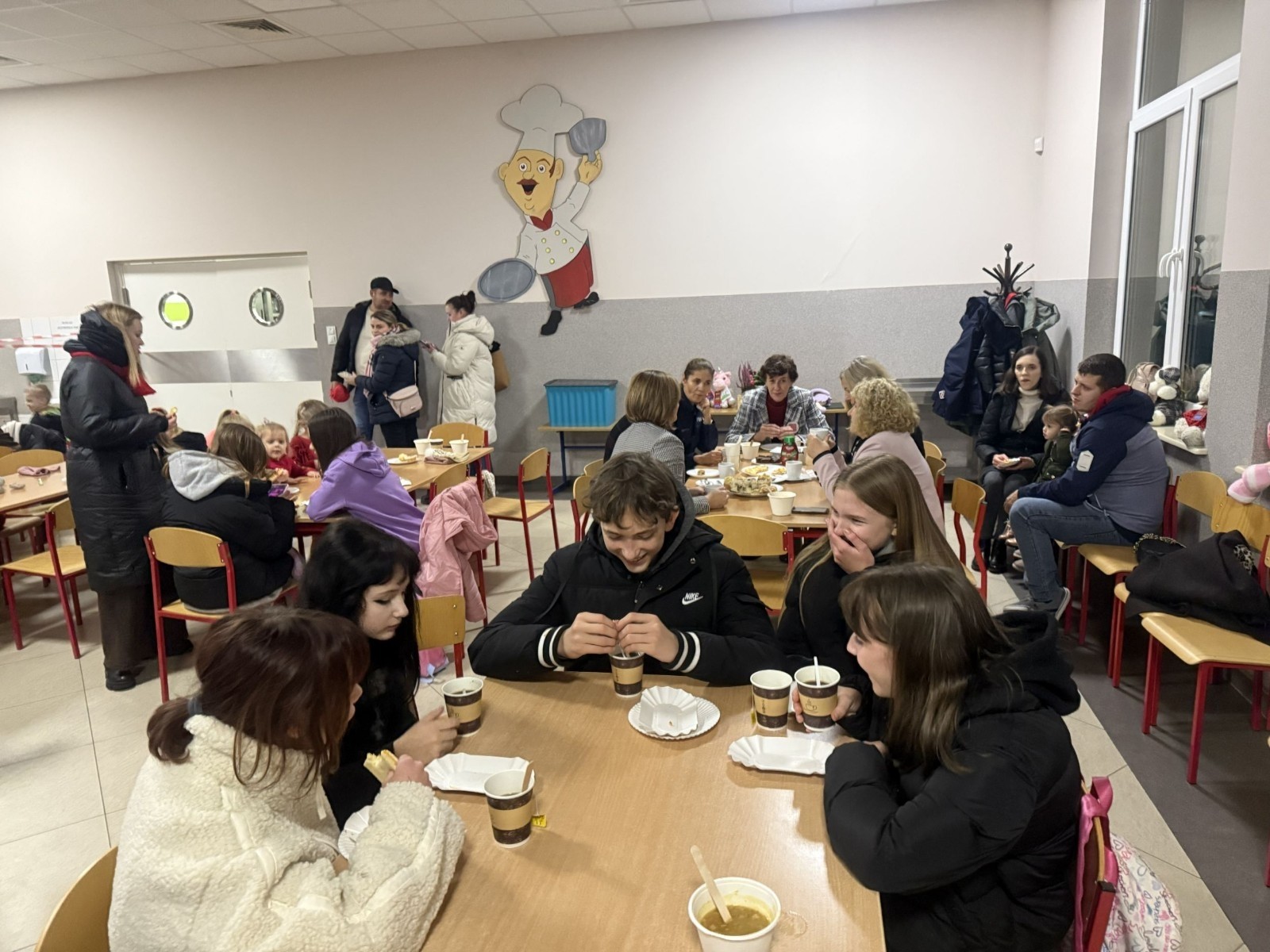 O godzinie 17:00 pod szkołą rozpoczęła się impreza, która zgromadziła około 200 osób. Szkoła została podświetlona na czerwono, co symbolizowało naszą jedność w walce z przemocą. Był to akcent podsumowujący nasze wcześ iej sze  działania w ramach Kampanii Ogólnopolskiej „Dzieciństwo bez Przemocy”. Od października uczniowie uczestniczyli w lekcjach online przygotowanych przez Fundację Dajemy Dzieciom Siłę. Rodzice również zostali objęci wsparciem w postaci webinaru online ww. fudacji.
Uczestnicy mogli wziąć udział w wspólnym śpiewaniu, quizie wiedzy o przemocy oraz tworzeniu „kamieni mocy” – symboli pozytywnej energii i wsparcia. Dodatkowo, w ramach konkursów, przyznano nagrody ufundowane przez Urząd Miejski w Pasłęku.
Ten cudowny czas umilił nam smaczny poczęstunek, w tym grochówka, pizza i ciasta, gorąca kawa i herbatka przygotowany przez panie kucharki i rodziców.
W wydarzeniu uczestniczyli również zaproszeni goście, w tym Burmistrz Pasłęka – pani Elżbieta Wasiuk,  podinspektor KP Pasłęk – pani Agnieszka Bielewicz - Piechowiak oraz przedstawiciel Kuratorium Oświaty w Elblągu – pani Teresa Bednarz, którzy wspierają nasze działania. Ich obecność była dowodem na to, jak ważna jest współpraca lokalnej społeczności w walce z przemocą wobec dzieci. Dziękujemy wszystkim, którzy wzięli udział w tym wyjątkowym dniu oraz przyczynili się do jego organizacji. Razem możemy stworzyć bezpieczne i przyjazne środowisko dla naszych dzieci!
