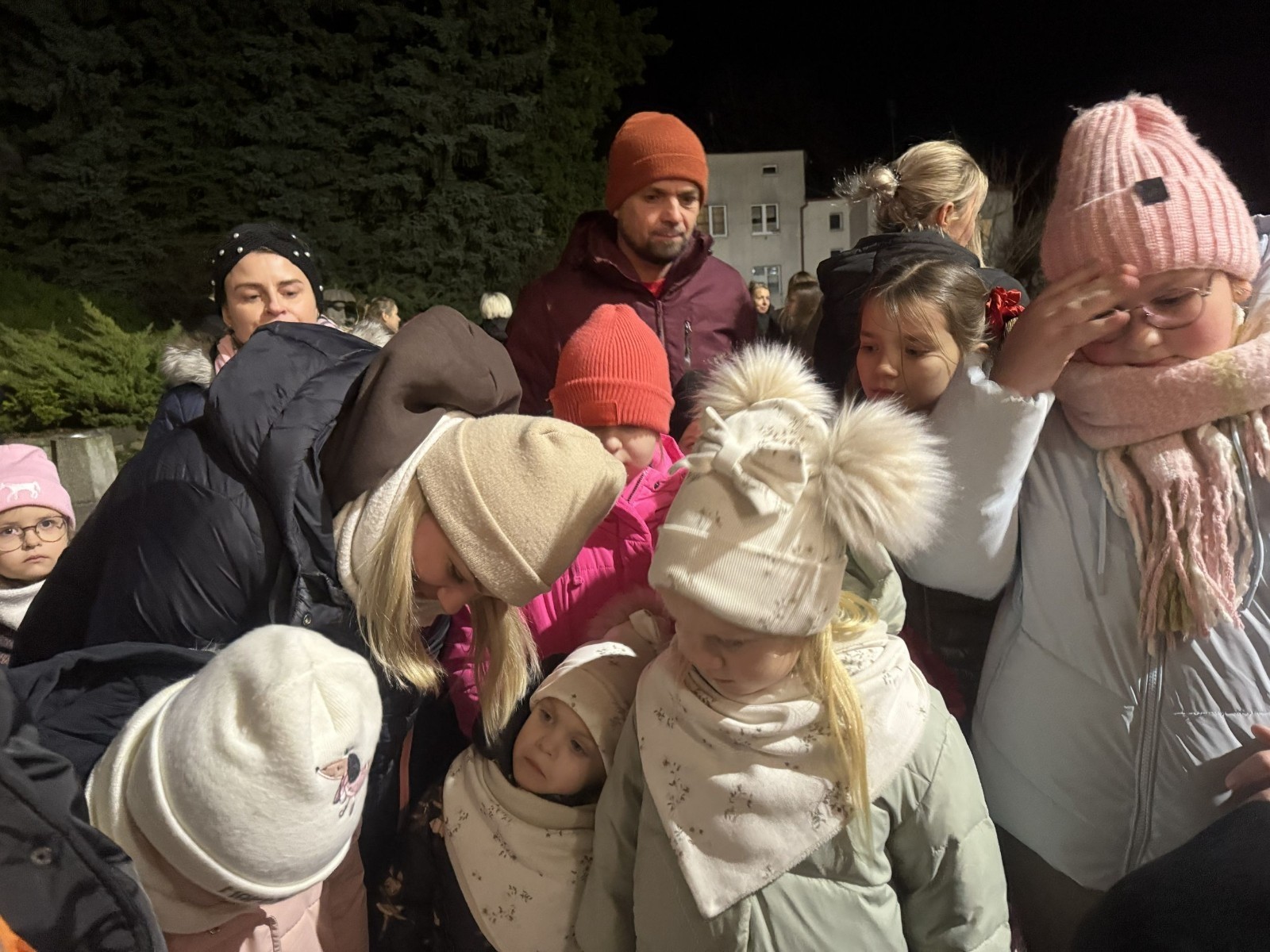 O godzinie 17:00 pod szkołą rozpoczęła się impreza, która zgromadziła około 200 osób. Szkoła została podświetlona na czerwono, co symbolizowało naszą jedność w walce z przemocą. Był to akcent podsumowujący nasze wcześ iej sze  działania w ramach Kampanii Ogólnopolskiej „Dzieciństwo bez Przemocy”. Od października uczniowie uczestniczyli w lekcjach online przygotowanych przez Fundację Dajemy Dzieciom Siłę. Rodzice również zostali objęci wsparciem w postaci webinaru online ww. fudacji.
Uczestnicy mogli wziąć udział w wspólnym śpiewaniu, quizie wiedzy o przemocy oraz tworzeniu „kamieni mocy” – symboli pozytywnej energii i wsparcia. Dodatkowo, w ramach konkursów, przyznano nagrody ufundowane przez Urząd Miejski w Pasłęku.
Ten cudowny czas umilił nam smaczny poczęstunek, w tym grochówka, pizza i ciasta, gorąca kawa i herbatka przygotowany przez panie kucharki i rodziców.
W wydarzeniu uczestniczyli również zaproszeni goście, w tym Burmistrz Pasłęka – pani Elżbieta Wasiuk,  podinspektor KP Pasłęk – pani Agnieszka Bielewicz - Piechowiak oraz przedstawiciel Kuratorium Oświaty w Elblągu – pani Teresa Bednarz, którzy wspierają nasze działania. Ich obecność była dowodem na to, jak ważna jest współpraca lokalnej społeczności w walce z przemocą wobec dzieci. Dziękujemy wszystkim, którzy wzięli udział w tym wyjątkowym dniu oraz przyczynili się do jego organizacji. Razem możemy stworzyć bezpieczne i przyjazne środowisko dla naszych dzieci!
