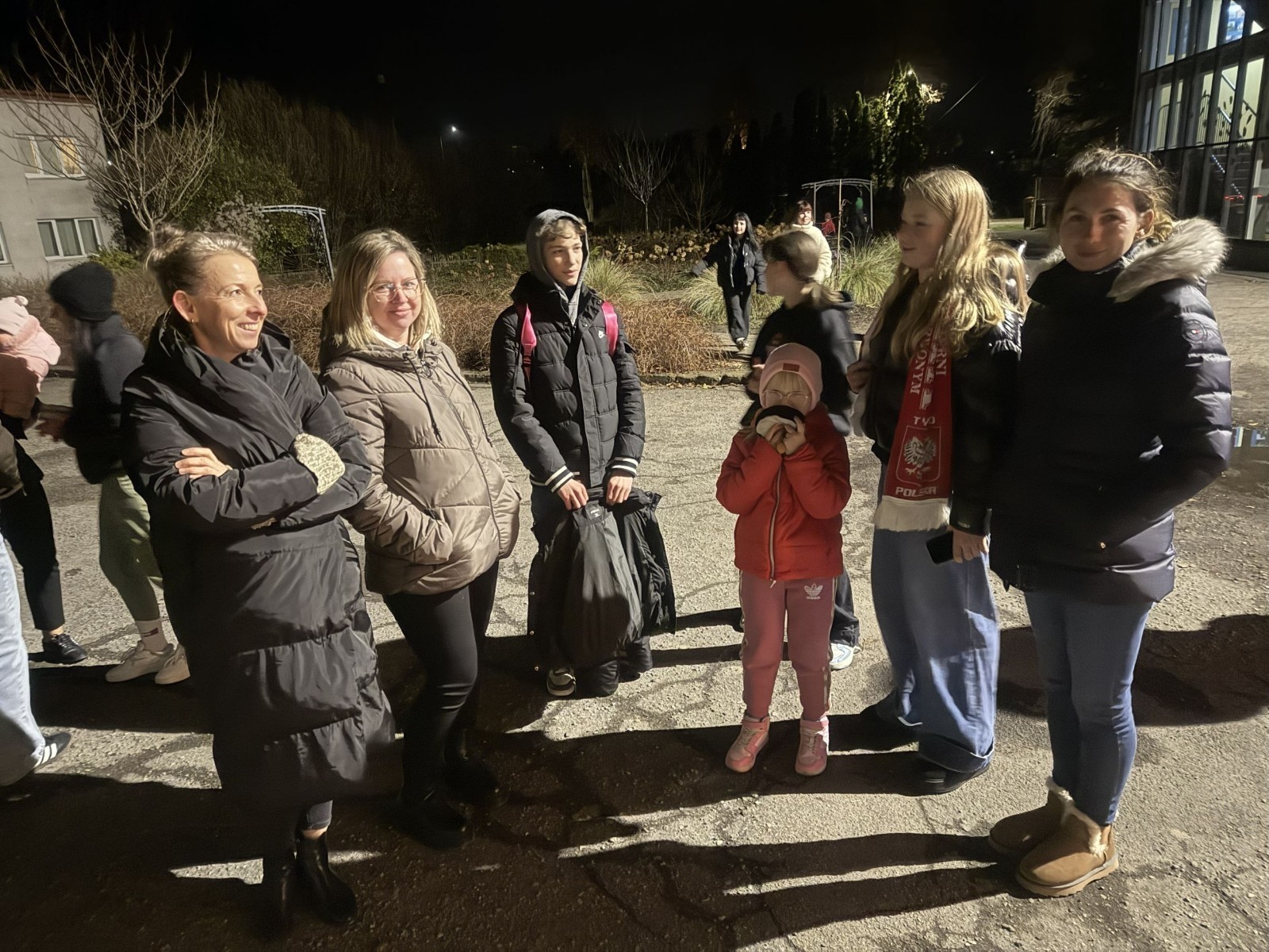 O godzinie 17:00 pod szkołą rozpoczęła się impreza, która zgromadziła około 200 osób. Szkoła została podświetlona na czerwono, co symbolizowało naszą jedność w walce z przemocą. Był to akcent podsumowujący nasze wcześ iej sze  działania w ramach Kampanii Ogólnopolskiej „Dzieciństwo bez Przemocy”. Od października uczniowie uczestniczyli w lekcjach online przygotowanych przez Fundację Dajemy Dzieciom Siłę. Rodzice również zostali objęci wsparciem w postaci webinaru online ww. fudacji.
Uczestnicy mogli wziąć udział w wspólnym śpiewaniu, quizie wiedzy o przemocy oraz tworzeniu „kamieni mocy” – symboli pozytywnej energii i wsparcia. Dodatkowo, w ramach konkursów, przyznano nagrody ufundowane przez Urząd Miejski w Pasłęku.
Ten cudowny czas umilił nam smaczny poczęstunek, w tym grochówka, pizza i ciasta, gorąca kawa i herbatka przygotowany przez panie kucharki i rodziców.
W wydarzeniu uczestniczyli również zaproszeni goście, w tym Burmistrz Pasłęka – pani Elżbieta Wasiuk,  podinspektor KP Pasłęk – pani Agnieszka Bielewicz - Piechowiak oraz przedstawiciel Kuratorium Oświaty w Elblągu – pani Teresa Bednarz, którzy wspierają nasze działania. Ich obecność była dowodem na to, jak ważna jest współpraca lokalnej społeczności w walce z przemocą wobec dzieci. Dziękujemy wszystkim, którzy wzięli udział w tym wyjątkowym dniu oraz przyczynili się do jego organizacji. Razem możemy stworzyć bezpieczne i przyjazne środowisko dla naszych dzieci!
