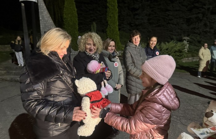 O godzinie 17:00 pod szkołą rozpoczęła się impreza, która zgromadziła około 200 osób. Szkoła została podświetlona na czerwono, co symbolizowało naszą jedność w walce z przemocą. Był to akcent podsumowujący nasze wcześ iej sze  działania w ramach Kampanii Ogólnopolskiej „Dzieciństwo bez Przemocy”. Od października uczniowie uczestniczyli w lekcjach online przygotowanych przez Fundację Dajemy Dzieciom Siłę. Rodzice również zostali objęci wsparciem w postaci webinaru online ww. fudacji.
Uczestnicy mogli wziąć udział w wspólnym śpiewaniu, quizie wiedzy o przemocy oraz tworzeniu „kamieni mocy” – symboli pozytywnej energii i wsparcia. Dodatkowo, w ramach konkursów, przyznano nagrody ufundowane przez Urząd Miejski w Pasłęku.
Ten cudowny czas umilił nam smaczny poczęstunek, w tym grochówka, pizza i ciasta, gorąca kawa i herbatka przygotowany przez panie kucharki i rodziców.
W wydarzeniu uczestniczyli również zaproszeni goście, w tym Burmistrz Pasłęka – pani Elżbieta Wasiuk,  podinspektor KP Pasłęk – pani Agnieszka Bielewicz - Piechowiak oraz przedstawiciel Kuratorium Oświaty w Elblągu – pani Teresa Bednarz, którzy wspierają nasze działania. Ich obecność była dowodem na to, jak ważna jest współpraca lokalnej społeczności w walce z przemocą wobec dzieci. Dziękujemy wszystkim, którzy wzięli udział w tym wyjątkowym dniu oraz przyczynili się do jego organizacji. Razem możemy stworzyć bezpieczne i przyjazne środowisko dla naszych dzieci!
