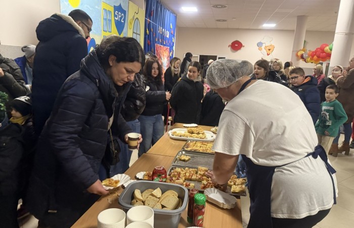 O godzinie 17:00 pod szkołą rozpoczęła się impreza, która zgromadziła około 200 osób. Szkoła została podświetlona na czerwono, co symbolizowało naszą jedność w walce z przemocą. Był to akcent podsumowujący nasze wcześ iej sze  działania w ramach Kampanii Ogólnopolskiej „Dzieciństwo bez Przemocy”. Od października uczniowie uczestniczyli w lekcjach online przygotowanych przez Fundację Dajemy Dzieciom Siłę. Rodzice również zostali objęci wsparciem w postaci webinaru online ww. fudacji.
Uczestnicy mogli wziąć udział w wspólnym śpiewaniu, quizie wiedzy o przemocy oraz tworzeniu „kamieni mocy” – symboli pozytywnej energii i wsparcia. Dodatkowo, w ramach konkursów, przyznano nagrody ufundowane przez Urząd Miejski w Pasłęku.
Ten cudowny czas umilił nam smaczny poczęstunek, w tym grochówka, pizza i ciasta, gorąca kawa i herbatka przygotowany przez panie kucharki i rodziców.
W wydarzeniu uczestniczyli również zaproszeni goście, w tym Burmistrz Pasłęka – pani Elżbieta Wasiuk,  podinspektor KP Pasłęk – pani Agnieszka Bielewicz - Piechowiak oraz przedstawiciel Kuratorium Oświaty w Elblągu – pani Teresa Bednarz, którzy wspierają nasze działania. Ich obecność była dowodem na to, jak ważna jest współpraca lokalnej społeczności w walce z przemocą wobec dzieci. Dziękujemy wszystkim, którzy wzięli udział w tym wyjątkowym dniu oraz przyczynili się do jego organizacji. Razem możemy stworzyć bezpieczne i przyjazne środowisko dla naszych dzieci!
