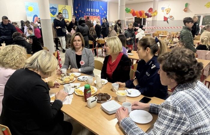 O godzinie 17:00 pod szkołą rozpoczęła się impreza, która zgromadziła około 200 osób. Szkoła została podświetlona na czerwono, co symbolizowało naszą jedność w walce z przemocą. Był to akcent podsumowujący nasze wcześ iej sze  działania w ramach Kampanii Ogólnopolskiej „Dzieciństwo bez Przemocy”. Od października uczniowie uczestniczyli w lekcjach online przygotowanych przez Fundację Dajemy Dzieciom Siłę. Rodzice również zostali objęci wsparciem w postaci webinaru online ww. fudacji.
Uczestnicy mogli wziąć udział w wspólnym śpiewaniu, quizie wiedzy o przemocy oraz tworzeniu „kamieni mocy” – symboli pozytywnej energii i wsparcia. Dodatkowo, w ramach konkursów, przyznano nagrody ufundowane przez Urząd Miejski w Pasłęku.
Ten cudowny czas umilił nam smaczny poczęstunek, w tym grochówka, pizza i ciasta, gorąca kawa i herbatka przygotowany przez panie kucharki i rodziców.
W wydarzeniu uczestniczyli również zaproszeni goście, w tym Burmistrz Pasłęka – pani Elżbieta Wasiuk,  podinspektor KP Pasłęk – pani Agnieszka Bielewicz - Piechowiak oraz przedstawiciel Kuratorium Oświaty w Elblągu – pani Teresa Bednarz, którzy wspierają nasze działania. Ich obecność była dowodem na to, jak ważna jest współpraca lokalnej społeczności w walce z przemocą wobec dzieci. Dziękujemy wszystkim, którzy wzięli udział w tym wyjątkowym dniu oraz przyczynili się do jego organizacji. Razem możemy stworzyć bezpieczne i przyjazne środowisko dla naszych dzieci!
