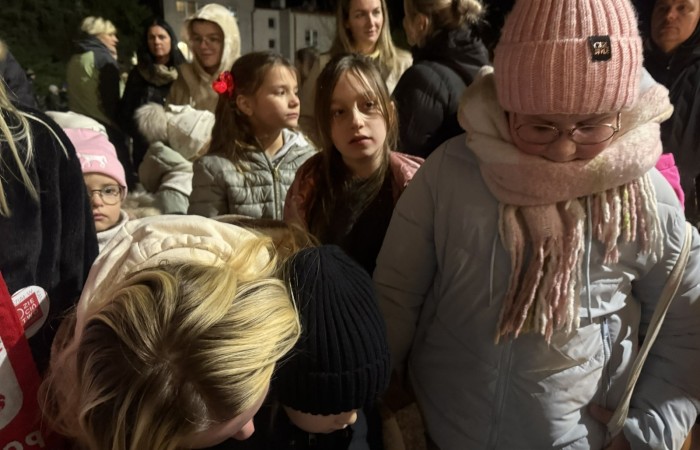 O godzinie 17:00 pod szkołą rozpoczęła się impreza, która zgromadziła około 200 osób. Szkoła została podświetlona na czerwono, co symbolizowało naszą jedność w walce z przemocą. Był to akcent podsumowujący nasze wcześ iej sze  działania w ramach Kampanii Ogólnopolskiej „Dzieciństwo bez Przemocy”. Od października uczniowie uczestniczyli w lekcjach online przygotowanych przez Fundację Dajemy Dzieciom Siłę. Rodzice również zostali objęci wsparciem w postaci webinaru online ww. fudacji.
Uczestnicy mogli wziąć udział w wspólnym śpiewaniu, quizie wiedzy o przemocy oraz tworzeniu „kamieni mocy” – symboli pozytywnej energii i wsparcia. Dodatkowo, w ramach konkursów, przyznano nagrody ufundowane przez Urząd Miejski w Pasłęku.
Ten cudowny czas umilił nam smaczny poczęstunek, w tym grochówka, pizza i ciasta, gorąca kawa i herbatka przygotowany przez panie kucharki i rodziców.
W wydarzeniu uczestniczyli również zaproszeni goście, w tym Burmistrz Pasłęka – pani Elżbieta Wasiuk,  podinspektor KP Pasłęk – pani Agnieszka Bielewicz - Piechowiak oraz przedstawiciel Kuratorium Oświaty w Elblągu – pani Teresa Bednarz, którzy wspierają nasze działania. Ich obecność była dowodem na to, jak ważna jest współpraca lokalnej społeczności w walce z przemocą wobec dzieci. Dziękujemy wszystkim, którzy wzięli udział w tym wyjątkowym dniu oraz przyczynili się do jego organizacji. Razem możemy stworzyć bezpieczne i przyjazne środowisko dla naszych dzieci!
