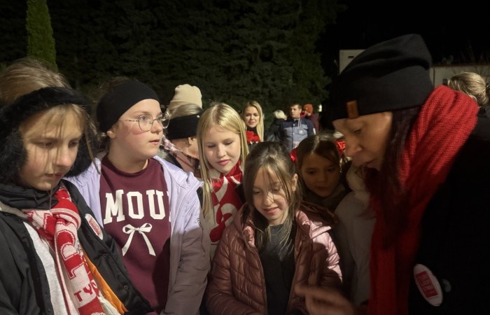 O godzinie 17:00 pod szkołą rozpoczęła się impreza, która zgromadziła około 200 osób. Szkoła została podświetlona na czerwono, co symbolizowało naszą jedność w walce z przemocą. Był to akcent podsumowujący nasze wcześ iej sze  działania w ramach Kampanii Ogólnopolskiej „Dzieciństwo bez Przemocy”. Od października uczniowie uczestniczyli w lekcjach online przygotowanych przez Fundację Dajemy Dzieciom Siłę. Rodzice również zostali objęci wsparciem w postaci webinaru online ww. fudacji.
Uczestnicy mogli wziąć udział w wspólnym śpiewaniu, quizie wiedzy o przemocy oraz tworzeniu „kamieni mocy” – symboli pozytywnej energii i wsparcia. Dodatkowo, w ramach konkursów, przyznano nagrody ufundowane przez Urząd Miejski w Pasłęku.
Ten cudowny czas umilił nam smaczny poczęstunek, w tym grochówka, pizza i ciasta, gorąca kawa i herbatka przygotowany przez panie kucharki i rodziców.
W wydarzeniu uczestniczyli również zaproszeni goście, w tym Burmistrz Pasłęka – pani Elżbieta Wasiuk,  podinspektor KP Pasłęk – pani Agnieszka Bielewicz - Piechowiak oraz przedstawiciel Kuratorium Oświaty w Elblągu – pani Teresa Bednarz, którzy wspierają nasze działania. Ich obecność była dowodem na to, jak ważna jest współpraca lokalnej społeczności w walce z przemocą wobec dzieci. Dziękujemy wszystkim, którzy wzięli udział w tym wyjątkowym dniu oraz przyczynili się do jego organizacji. Razem możemy stworzyć bezpieczne i przyjazne środowisko dla naszych dzieci!
