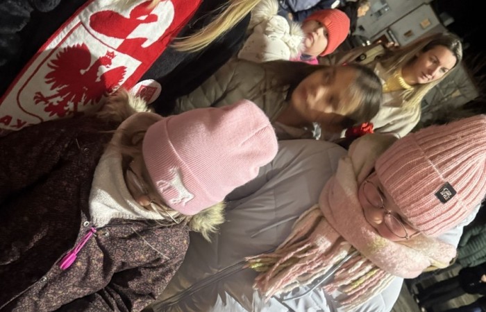 O godzinie 17:00 pod szkołą rozpoczęła się impreza, która zgromadziła około 200 osób. Szkoła została podświetlona na czerwono, co symbolizowało naszą jedność w walce z przemocą. Był to akcent podsumowujący nasze wcześ iej sze  działania w ramach Kampanii Ogólnopolskiej „Dzieciństwo bez Przemocy”. Od października uczniowie uczestniczyli w lekcjach online przygotowanych przez Fundację Dajemy Dzieciom Siłę. Rodzice również zostali objęci wsparciem w postaci webinaru online ww. fudacji.
Uczestnicy mogli wziąć udział w wspólnym śpiewaniu, quizie wiedzy o przemocy oraz tworzeniu „kamieni mocy” – symboli pozytywnej energii i wsparcia. Dodatkowo, w ramach konkursów, przyznano nagrody ufundowane przez Urząd Miejski w Pasłęku.
Ten cudowny czas umilił nam smaczny poczęstunek, w tym grochówka, pizza i ciasta, gorąca kawa i herbatka przygotowany przez panie kucharki i rodziców.
W wydarzeniu uczestniczyli również zaproszeni goście, w tym Burmistrz Pasłęka – pani Elżbieta Wasiuk,  podinspektor KP Pasłęk – pani Agnieszka Bielewicz - Piechowiak oraz przedstawiciel Kuratorium Oświaty w Elblągu – pani Teresa Bednarz, którzy wspierają nasze działania. Ich obecność była dowodem na to, jak ważna jest współpraca lokalnej społeczności w walce z przemocą wobec dzieci. Dziękujemy wszystkim, którzy wzięli udział w tym wyjątkowym dniu oraz przyczynili się do jego organizacji. Razem możemy stworzyć bezpieczne i przyjazne środowisko dla naszych dzieci!
