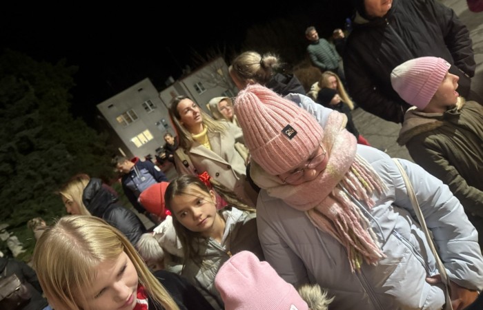 O godzinie 17:00 pod szkołą rozpoczęła się impreza, która zgromadziła około 200 osób. Szkoła została podświetlona na czerwono, co symbolizowało naszą jedność w walce z przemocą. Był to akcent podsumowujący nasze wcześ iej sze  działania w ramach Kampanii Ogólnopolskiej „Dzieciństwo bez Przemocy”. Od października uczniowie uczestniczyli w lekcjach online przygotowanych przez Fundację Dajemy Dzieciom Siłę. Rodzice również zostali objęci wsparciem w postaci webinaru online ww. fudacji.
Uczestnicy mogli wziąć udział w wspólnym śpiewaniu, quizie wiedzy o przemocy oraz tworzeniu „kamieni mocy” – symboli pozytywnej energii i wsparcia. Dodatkowo, w ramach konkursów, przyznano nagrody ufundowane przez Urząd Miejski w Pasłęku.
Ten cudowny czas umilił nam smaczny poczęstunek, w tym grochówka, pizza i ciasta, gorąca kawa i herbatka przygotowany przez panie kucharki i rodziców.
W wydarzeniu uczestniczyli również zaproszeni goście, w tym Burmistrz Pasłęka – pani Elżbieta Wasiuk,  podinspektor KP Pasłęk – pani Agnieszka Bielewicz - Piechowiak oraz przedstawiciel Kuratorium Oświaty w Elblągu – pani Teresa Bednarz, którzy wspierają nasze działania. Ich obecność była dowodem na to, jak ważna jest współpraca lokalnej społeczności w walce z przemocą wobec dzieci. Dziękujemy wszystkim, którzy wzięli udział w tym wyjątkowym dniu oraz przyczynili się do jego organizacji. Razem możemy stworzyć bezpieczne i przyjazne środowisko dla naszych dzieci!
