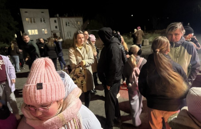 O godzinie 17:00 pod szkołą rozpoczęła się impreza, która zgromadziła około 200 osób. Szkoła została podświetlona na czerwono, co symbolizowało naszą jedność w walce z przemocą. Był to akcent podsumowujący nasze wcześ iej sze  działania w ramach Kampanii Ogólnopolskiej „Dzieciństwo bez Przemocy”. Od października uczniowie uczestniczyli w lekcjach online przygotowanych przez Fundację Dajemy Dzieciom Siłę. Rodzice również zostali objęci wsparciem w postaci webinaru online ww. fudacji.
Uczestnicy mogli wziąć udział w wspólnym śpiewaniu, quizie wiedzy o przemocy oraz tworzeniu „kamieni mocy” – symboli pozytywnej energii i wsparcia. Dodatkowo, w ramach konkursów, przyznano nagrody ufundowane przez Urząd Miejski w Pasłęku.
Ten cudowny czas umilił nam smaczny poczęstunek, w tym grochówka, pizza i ciasta, gorąca kawa i herbatka przygotowany przez panie kucharki i rodziców.
W wydarzeniu uczestniczyli również zaproszeni goście, w tym Burmistrz Pasłęka – pani Elżbieta Wasiuk,  podinspektor KP Pasłęk – pani Agnieszka Bielewicz - Piechowiak oraz przedstawiciel Kuratorium Oświaty w Elblągu – pani Teresa Bednarz, którzy wspierają nasze działania. Ich obecność była dowodem na to, jak ważna jest współpraca lokalnej społeczności w walce z przemocą wobec dzieci. Dziękujemy wszystkim, którzy wzięli udział w tym wyjątkowym dniu oraz przyczynili się do jego organizacji. Razem możemy stworzyć bezpieczne i przyjazne środowisko dla naszych dzieci!
