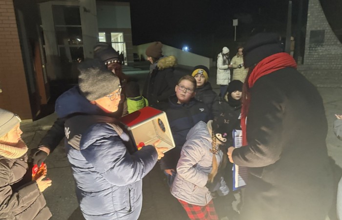 O godzinie 17:00 pod szkołą rozpoczęła się impreza, która zgromadziła około 200 osób. Szkoła została podświetlona na czerwono, co symbolizowało naszą jedność w walce z przemocą. Był to akcent podsumowujący nasze wcześ iej sze  działania w ramach Kampanii Ogólnopolskiej „Dzieciństwo bez Przemocy”. Od października uczniowie uczestniczyli w lekcjach online przygotowanych przez Fundację Dajemy Dzieciom Siłę. Rodzice również zostali objęci wsparciem w postaci webinaru online ww. fudacji.
Uczestnicy mogli wziąć udział w wspólnym śpiewaniu, quizie wiedzy o przemocy oraz tworzeniu „kamieni mocy” – symboli pozytywnej energii i wsparcia. Dodatkowo, w ramach konkursów, przyznano nagrody ufundowane przez Urząd Miejski w Pasłęku.
Ten cudowny czas umilił nam smaczny poczęstunek, w tym grochówka, pizza i ciasta, gorąca kawa i herbatka przygotowany przez panie kucharki i rodziców.
W wydarzeniu uczestniczyli również zaproszeni goście, w tym Burmistrz Pasłęka – pani Elżbieta Wasiuk,  podinspektor KP Pasłęk – pani Agnieszka Bielewicz - Piechowiak oraz przedstawiciel Kuratorium Oświaty w Elblągu – pani Teresa Bednarz, którzy wspierają nasze działania. Ich obecność była dowodem na to, jak ważna jest współpraca lokalnej społeczności w walce z przemocą wobec dzieci. Dziękujemy wszystkim, którzy wzięli udział w tym wyjątkowym dniu oraz przyczynili się do jego organizacji. Razem możemy stworzyć bezpieczne i przyjazne środowisko dla naszych dzieci!
