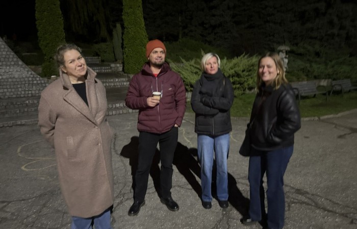 O godzinie 17:00 pod szkołą rozpoczęła się impreza, która zgromadziła około 200 osób. Szkoła została podświetlona na czerwono, co symbolizowało naszą jedność w walce z przemocą. Był to akcent podsumowujący nasze wcześ iej sze  działania w ramach Kampanii Ogólnopolskiej „Dzieciństwo bez Przemocy”. Od października uczniowie uczestniczyli w lekcjach online przygotowanych przez Fundację Dajemy Dzieciom Siłę. Rodzice również zostali objęci wsparciem w postaci webinaru online ww. fudacji.
Uczestnicy mogli wziąć udział w wspólnym śpiewaniu, quizie wiedzy o przemocy oraz tworzeniu „kamieni mocy” – symboli pozytywnej energii i wsparcia. Dodatkowo, w ramach konkursów, przyznano nagrody ufundowane przez Urząd Miejski w Pasłęku.
Ten cudowny czas umilił nam smaczny poczęstunek, w tym grochówka, pizza i ciasta, gorąca kawa i herbatka przygotowany przez panie kucharki i rodziców.
W wydarzeniu uczestniczyli również zaproszeni goście, w tym Burmistrz Pasłęka – pani Elżbieta Wasiuk,  podinspektor KP Pasłęk – pani Agnieszka Bielewicz - Piechowiak oraz przedstawiciel Kuratorium Oświaty w Elblągu – pani Teresa Bednarz, którzy wspierają nasze działania. Ich obecność była dowodem na to, jak ważna jest współpraca lokalnej społeczności w walce z przemocą wobec dzieci. Dziękujemy wszystkim, którzy wzięli udział w tym wyjątkowym dniu oraz przyczynili się do jego organizacji. Razem możemy stworzyć bezpieczne i przyjazne środowisko dla naszych dzieci!
