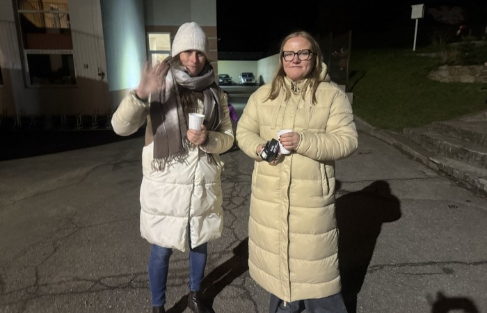 O godzinie 17:00 pod szkołą rozpoczęła się impreza, która zgromadziła około 200 osób. Szkoła została podświetlona na czerwono, co symbolizowało naszą jedność w walce z przemocą. Był to akcent podsumowujący nasze wcześ iej sze  działania w ramach Kampanii Ogólnopolskiej „Dzieciństwo bez Przemocy”. Od października uczniowie uczestniczyli w lekcjach online przygotowanych przez Fundację Dajemy Dzieciom Siłę. Rodzice również zostali objęci wsparciem w postaci webinaru online ww. fudacji.
Uczestnicy mogli wziąć udział w wspólnym śpiewaniu, quizie wiedzy o przemocy oraz tworzeniu „kamieni mocy” – symboli pozytywnej energii i wsparcia. Dodatkowo, w ramach konkursów, przyznano nagrody ufundowane przez Urząd Miejski w Pasłęku.
Ten cudowny czas umilił nam smaczny poczęstunek, w tym grochówka, pizza i ciasta, gorąca kawa i herbatka przygotowany przez panie kucharki i rodziców.
W wydarzeniu uczestniczyli również zaproszeni goście, w tym Burmistrz Pasłęka – pani Elżbieta Wasiuk,  podinspektor KP Pasłęk – pani Agnieszka Bielewicz - Piechowiak oraz przedstawiciel Kuratorium Oświaty w Elblągu – pani Teresa Bednarz, którzy wspierają nasze działania. Ich obecność była dowodem na to, jak ważna jest współpraca lokalnej społeczności w walce z przemocą wobec dzieci. Dziękujemy wszystkim, którzy wzięli udział w tym wyjątkowym dniu oraz przyczynili się do jego organizacji. Razem możemy stworzyć bezpieczne i przyjazne środowisko dla naszych dzieci!
