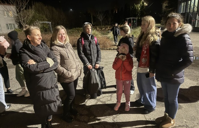 O godzinie 17:00 pod szkołą rozpoczęła się impreza, która zgromadziła około 200 osób. Szkoła została podświetlona na czerwono, co symbolizowało naszą jedność w walce z przemocą. Był to akcent podsumowujący nasze wcześ iej sze  działania w ramach Kampanii Ogólnopolskiej „Dzieciństwo bez Przemocy”. Od października uczniowie uczestniczyli w lekcjach online przygotowanych przez Fundację Dajemy Dzieciom Siłę. Rodzice również zostali objęci wsparciem w postaci webinaru online ww. fudacji.
Uczestnicy mogli wziąć udział w wspólnym śpiewaniu, quizie wiedzy o przemocy oraz tworzeniu „kamieni mocy” – symboli pozytywnej energii i wsparcia. Dodatkowo, w ramach konkursów, przyznano nagrody ufundowane przez Urząd Miejski w Pasłęku.
Ten cudowny czas umilił nam smaczny poczęstunek, w tym grochówka, pizza i ciasta, gorąca kawa i herbatka przygotowany przez panie kucharki i rodziców.
W wydarzeniu uczestniczyli również zaproszeni goście, w tym Burmistrz Pasłęka – pani Elżbieta Wasiuk,  podinspektor KP Pasłęk – pani Agnieszka Bielewicz - Piechowiak oraz przedstawiciel Kuratorium Oświaty w Elblągu – pani Teresa Bednarz, którzy wspierają nasze działania. Ich obecność była dowodem na to, jak ważna jest współpraca lokalnej społeczności w walce z przemocą wobec dzieci. Dziękujemy wszystkim, którzy wzięli udział w tym wyjątkowym dniu oraz przyczynili się do jego organizacji. Razem możemy stworzyć bezpieczne i przyjazne środowisko dla naszych dzieci!
