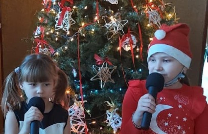 Śpiewanie kolęd to jeden z najpiękniejszych polskich zwyczajów świątecznych, który od lat raduje i łączy uczniów młodszych i starszych w naszej szkoły.
Podczas przerw lekcyjnych dzieci zaprezentowały znane i lubiane przez nich kolędy i pastorałki - „Dzisiaj w Betlejem” , „Był pastuszek Bosy”, „Wśród nocnej ciszy”, „Przybieżeli do Betlejem”. Zachęcam do słuchania i śpiewania kolęd.
