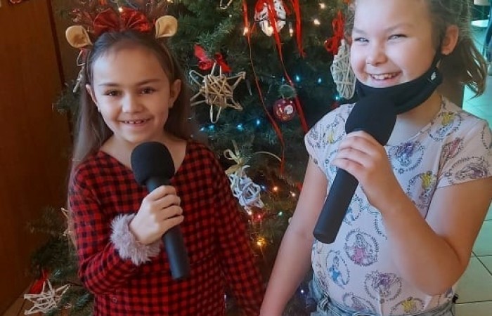 Śpiewanie kolęd to jeden z najpiękniejszych polskich zwyczajów świątecznych, który od lat raduje i łączy uczniów młodszych i starszych w naszej szkoły.
Podczas przerw lekcyjnych dzieci zaprezentowały znane i lubiane przez nich kolędy i pastorałki - „Dzisiaj w Betlejem” , „Był pastuszek Bosy”, „Wśród nocnej ciszy”, „Przybieżeli do Betlejem”. Zachęcam do słuchania i śpiewania kolęd.
