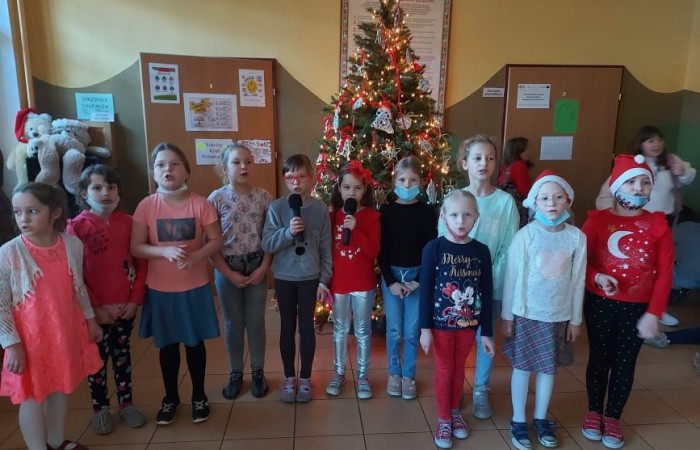 Śpiewanie kolęd to jeden z najpiękniejszych polskich zwyczajów świątecznych, który od lat raduje i łączy uczniów młodszych i starszych w naszej szkoły.
Podczas przerw lekcyjnych dzieci zaprezentowały znane i lubiane przez nich kolędy i pastorałki - „Dzisiaj w Betlejem” , „Był pastuszek Bosy”, „Wśród nocnej ciszy”, „Przybieżeli do Betlejem”. Zachęcam do słuchania i śpiewania kolęd.
