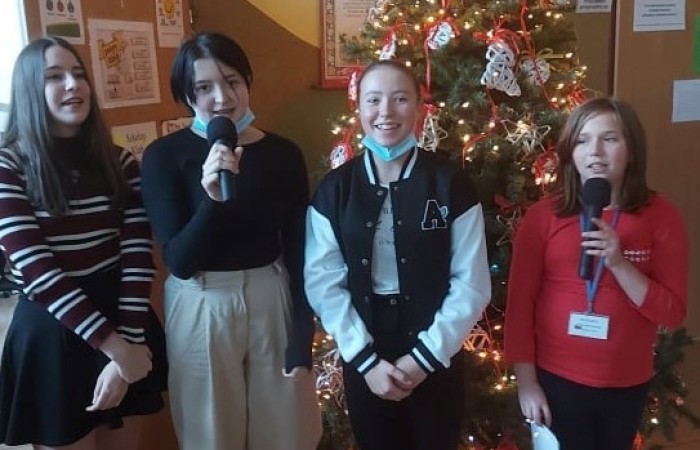 Śpiewanie kolęd to jeden z najpiękniejszych polskich zwyczajów świątecznych, który od lat raduje i łączy uczniów młodszych i starszych w naszej szkoły.
Podczas przerw lekcyjnych dzieci zaprezentowały znane i lubiane przez nich kolędy i pastorałki - „Dzisiaj w Betlejem” , „Był pastuszek Bosy”, „Wśród nocnej ciszy”, „Przybieżeli do Betlejem”. Zachęcam do słuchania i śpiewania kolęd.
