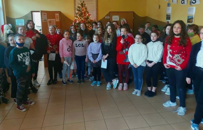 Śpiewanie kolęd to jeden z najpiękniejszych polskich zwyczajów świątecznych, który od lat raduje i łączy uczniów młodszych i starszych w naszej szkoły.
Podczas przerw lekcyjnych dzieci zaprezentowały znane i lubiane przez nich kolędy i pastorałki - „Dzisiaj w Betlejem” , „Był pastuszek Bosy”, „Wśród nocnej ciszy”, „Przybieżeli do Betlejem”. Zachęcam do słuchania i śpiewania kolęd.
