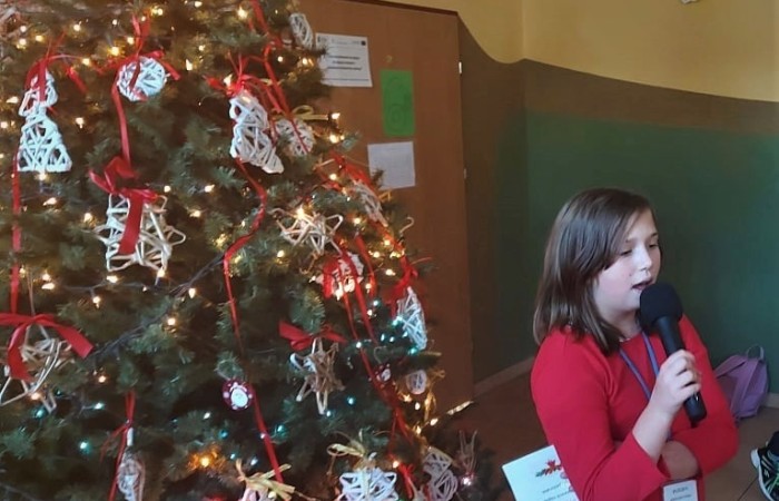 Śpiewanie kolęd to jeden z najpiękniejszych polskich zwyczajów świątecznych, który od lat raduje i łączy uczniów młodszych i starszych w naszej szkoły.
Podczas przerw lekcyjnych dzieci zaprezentowały znane i lubiane przez nich kolędy i pastorałki - „Dzisiaj w Betlejem” , „Był pastuszek Bosy”, „Wśród nocnej ciszy”, „Przybieżeli do Betlejem”. Zachęcam do słuchania i śpiewania kolęd.
