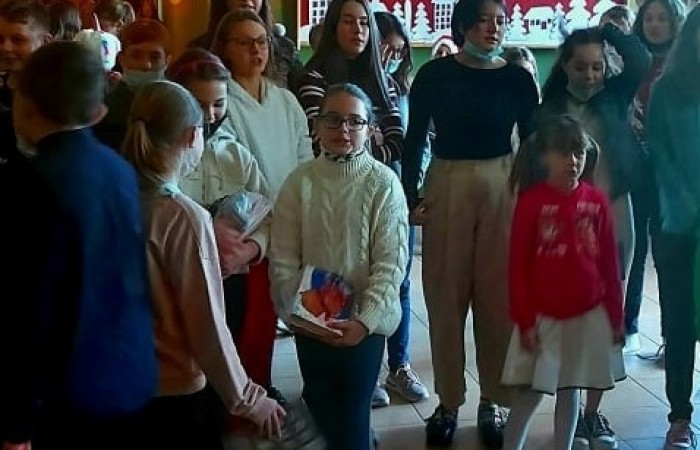 Śpiewanie kolęd to jeden z najpiękniejszych polskich zwyczajów świątecznych, który od lat raduje i łączy uczniów młodszych i starszych w naszej szkoły.
Podczas przerw lekcyjnych dzieci zaprezentowały znane i lubiane przez nich kolędy i pastorałki - „Dzisiaj w Betlejem” , „Był pastuszek Bosy”, „Wśród nocnej ciszy”, „Przybieżeli do Betlejem”. Zachęcam do słuchania i śpiewania kolęd.
