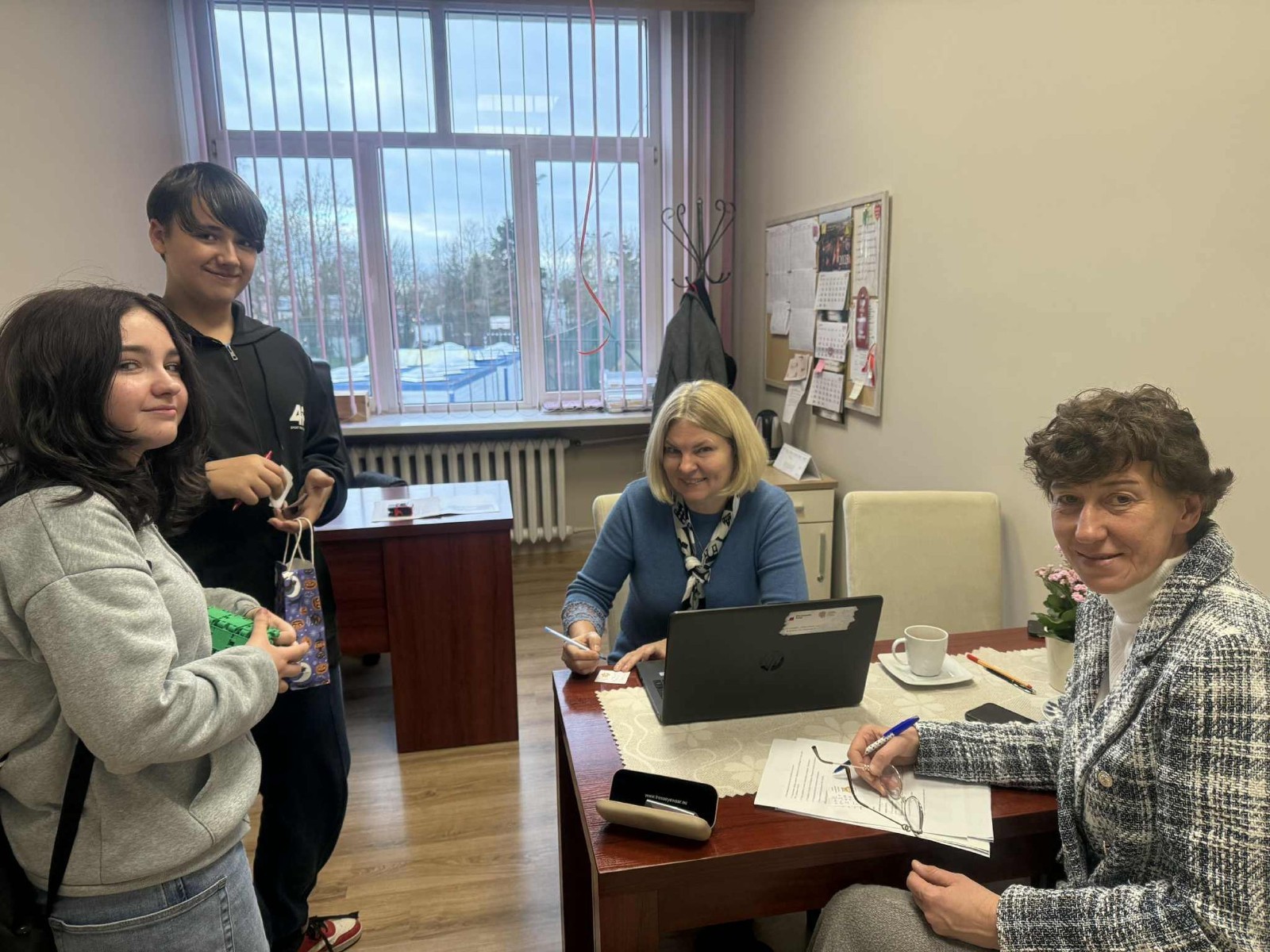 W dniu obchodów Światowego Dnia Tabliczki Mnożenia nasza szkoła włączyła się w akcję promującą znajomość działań matematycznych zarówno wśród uczniów, jak i w szerszej społeczności lokalnej.
Podczas przerw odbywały się krótkie egzaminy, podczas których wyznaczeni egzaminatorzy sprawdzali znajomość tabliczki mnożenia wśród uczniów oraz nauczycieli. Atmosfera była pełna pozytywnej rywalizacji, a uczestnicy z entuzjazmem podchodzili do matematycznych wyzwań.
Specjalnie powołane Patrole Egzaminacyjne, wyposażone w kolorowe transparenty, wyruszyły poza mury szkoły, aby szerzyć ideę Światowego Dnia Tabliczki Mnożenia wśród mieszkańców miasta. Wolontariusze odwiedzili okoliczne sklepy, parki oraz instytucje państwowe, gdzie przeprowadzali krótkie quizy matematyczne wśród przypadkowych przechodniów.
Akcja spotkała się z dużym zainteresowaniem i pozytywnym odbiorem. Kolorowe transparenty i pogodne podejście egzaminatorów przyciągały uwagę, zachęcając do udziału zarówno dzieci, dorosłych, jak i seniorów. W wielu przypadkach uczestnicy z uśmiechem podejmowali wyzwanie, przypominając sobie podstawowe działania matematyczne.
Dzięki zaangażowaniu całej społeczności szkolnej oraz aktywności poza szkołą, nasza placówka przyczyniła się do popularyzacji nauki matematyki wśród mieszkańców miasta. Obchody Światowego Dnia Tabliczki Mnożenia udowodniły, że matematyka może być zabawą dostępną dla wszystkich, niezależnie od wieku.