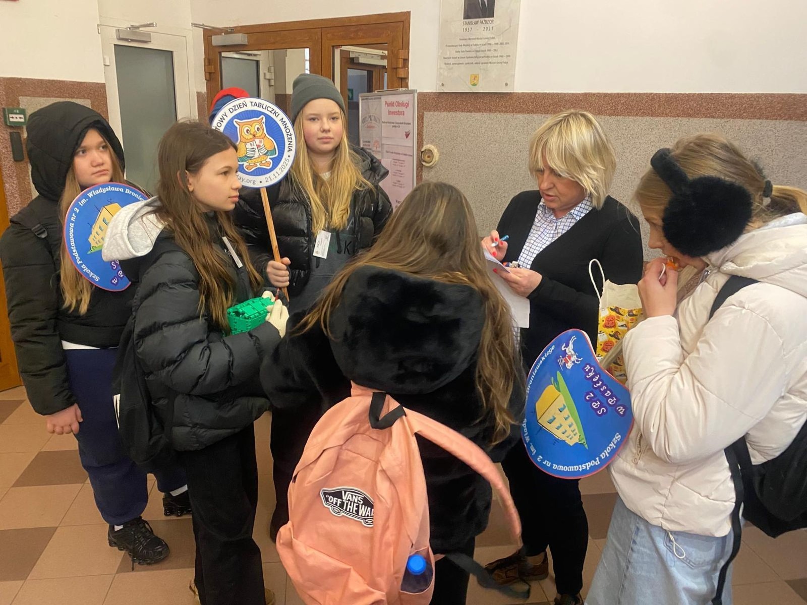 W dniu obchodów Światowego Dnia Tabliczki Mnożenia nasza szkoła włączyła się w akcję promującą znajomość działań matematycznych zarówno wśród uczniów, jak i w szerszej społeczności lokalnej.
Podczas przerw odbywały się krótkie egzaminy, podczas których wyznaczeni egzaminatorzy sprawdzali znajomość tabliczki mnożenia wśród uczniów oraz nauczycieli. Atmosfera była pełna pozytywnej rywalizacji, a uczestnicy z entuzjazmem podchodzili do matematycznych wyzwań.
Specjalnie powołane Patrole Egzaminacyjne, wyposażone w kolorowe transparenty, wyruszyły poza mury szkoły, aby szerzyć ideę Światowego Dnia Tabliczki Mnożenia wśród mieszkańców miasta. Wolontariusze odwiedzili okoliczne sklepy, parki oraz instytucje państwowe, gdzie przeprowadzali krótkie quizy matematyczne wśród przypadkowych przechodniów.
Akcja spotkała się z dużym zainteresowaniem i pozytywnym odbiorem. Kolorowe transparenty i pogodne podejście egzaminatorów przyciągały uwagę, zachęcając do udziału zarówno dzieci, dorosłych, jak i seniorów. W wielu przypadkach uczestnicy z uśmiechem podejmowali wyzwanie, przypominając sobie podstawowe działania matematyczne.
Dzięki zaangażowaniu całej społeczności szkolnej oraz aktywności poza szkołą, nasza placówka przyczyniła się do popularyzacji nauki matematyki wśród mieszkańców miasta. Obchody Światowego Dnia Tabliczki Mnożenia udowodniły, że matematyka może być zabawą dostępną dla wszystkich, niezależnie od wieku.