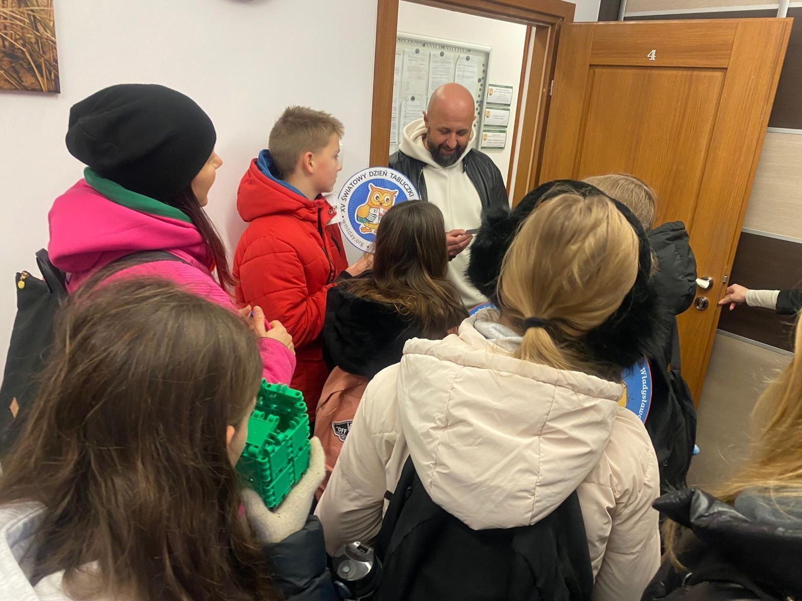 W dniu obchodów Światowego Dnia Tabliczki Mnożenia nasza szkoła włączyła się w akcję promującą znajomość działań matematycznych zarówno wśród uczniów, jak i w szerszej społeczności lokalnej.
Podczas przerw odbywały się krótkie egzaminy, podczas których wyznaczeni egzaminatorzy sprawdzali znajomość tabliczki mnożenia wśród uczniów oraz nauczycieli. Atmosfera była pełna pozytywnej rywalizacji, a uczestnicy z entuzjazmem podchodzili do matematycznych wyzwań.
Specjalnie powołane Patrole Egzaminacyjne, wyposażone w kolorowe transparenty, wyruszyły poza mury szkoły, aby szerzyć ideę Światowego Dnia Tabliczki Mnożenia wśród mieszkańców miasta. Wolontariusze odwiedzili okoliczne sklepy, parki oraz instytucje państwowe, gdzie przeprowadzali krótkie quizy matematyczne wśród przypadkowych przechodniów.
Akcja spotkała się z dużym zainteresowaniem i pozytywnym odbiorem. Kolorowe transparenty i pogodne podejście egzaminatorów przyciągały uwagę, zachęcając do udziału zarówno dzieci, dorosłych, jak i seniorów. W wielu przypadkach uczestnicy z uśmiechem podejmowali wyzwanie, przypominając sobie podstawowe działania matematyczne.
Dzięki zaangażowaniu całej społeczności szkolnej oraz aktywności poza szkołą, nasza placówka przyczyniła się do popularyzacji nauki matematyki wśród mieszkańców miasta. Obchody Światowego Dnia Tabliczki Mnożenia udowodniły, że matematyka może być zabawą dostępną dla wszystkich, niezależnie od wieku.