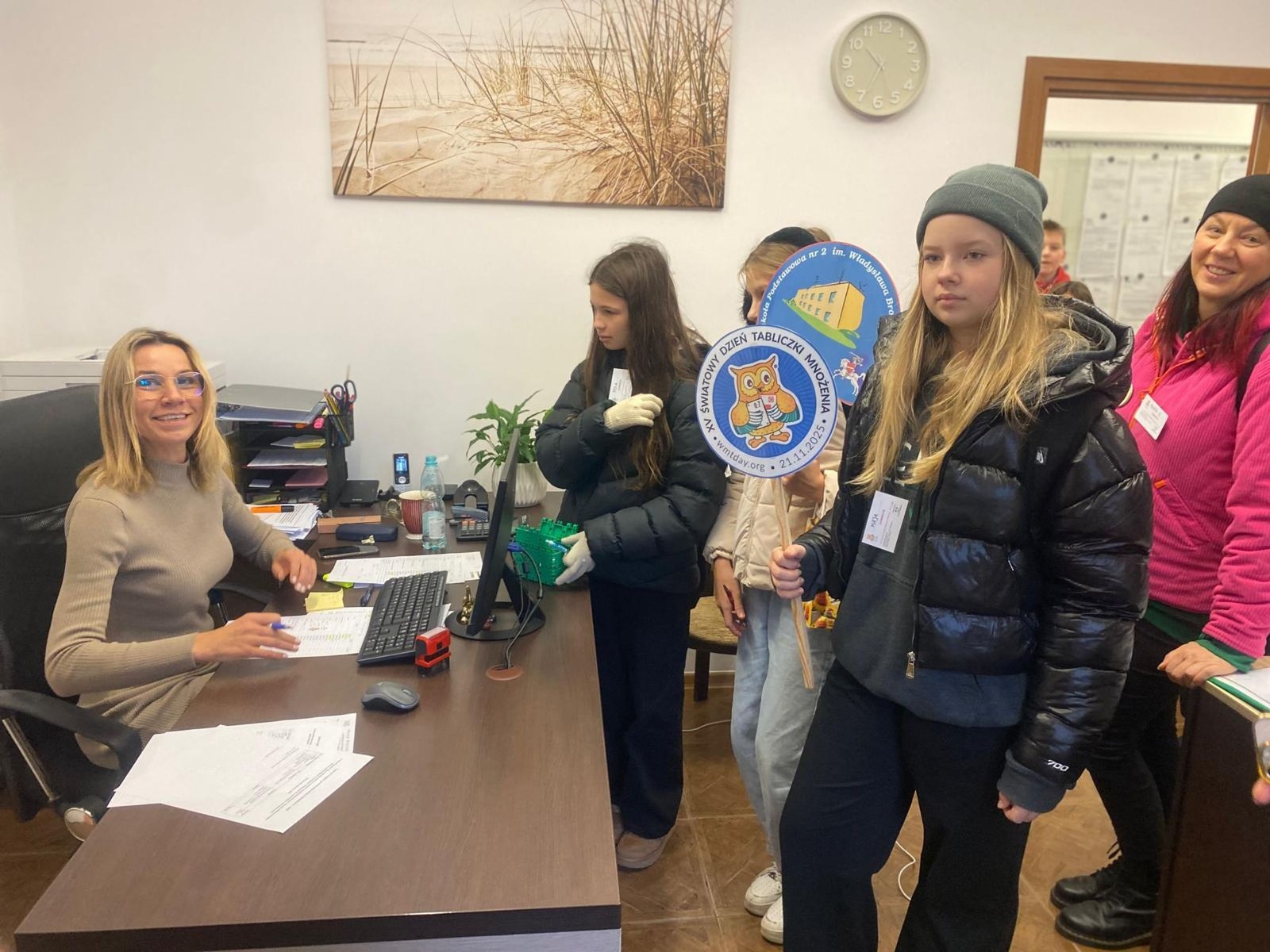 W dniu obchodów Światowego Dnia Tabliczki Mnożenia nasza szkoła włączyła się w akcję promującą znajomość działań matematycznych zarówno wśród uczniów, jak i w szerszej społeczności lokalnej.
Podczas przerw odbywały się krótkie egzaminy, podczas których wyznaczeni egzaminatorzy sprawdzali znajomość tabliczki mnożenia wśród uczniów oraz nauczycieli. Atmosfera była pełna pozytywnej rywalizacji, a uczestnicy z entuzjazmem podchodzili do matematycznych wyzwań.
Specjalnie powołane Patrole Egzaminacyjne, wyposażone w kolorowe transparenty, wyruszyły poza mury szkoły, aby szerzyć ideę Światowego Dnia Tabliczki Mnożenia wśród mieszkańców miasta. Wolontariusze odwiedzili okoliczne sklepy, parki oraz instytucje państwowe, gdzie przeprowadzali krótkie quizy matematyczne wśród przypadkowych przechodniów.
Akcja spotkała się z dużym zainteresowaniem i pozytywnym odbiorem. Kolorowe transparenty i pogodne podejście egzaminatorów przyciągały uwagę, zachęcając do udziału zarówno dzieci, dorosłych, jak i seniorów. W wielu przypadkach uczestnicy z uśmiechem podejmowali wyzwanie, przypominając sobie podstawowe działania matematyczne.
Dzięki zaangażowaniu całej społeczności szkolnej oraz aktywności poza szkołą, nasza placówka przyczyniła się do popularyzacji nauki matematyki wśród mieszkańców miasta. Obchody Światowego Dnia Tabliczki Mnożenia udowodniły, że matematyka może być zabawą dostępną dla wszystkich, niezależnie od wieku.
