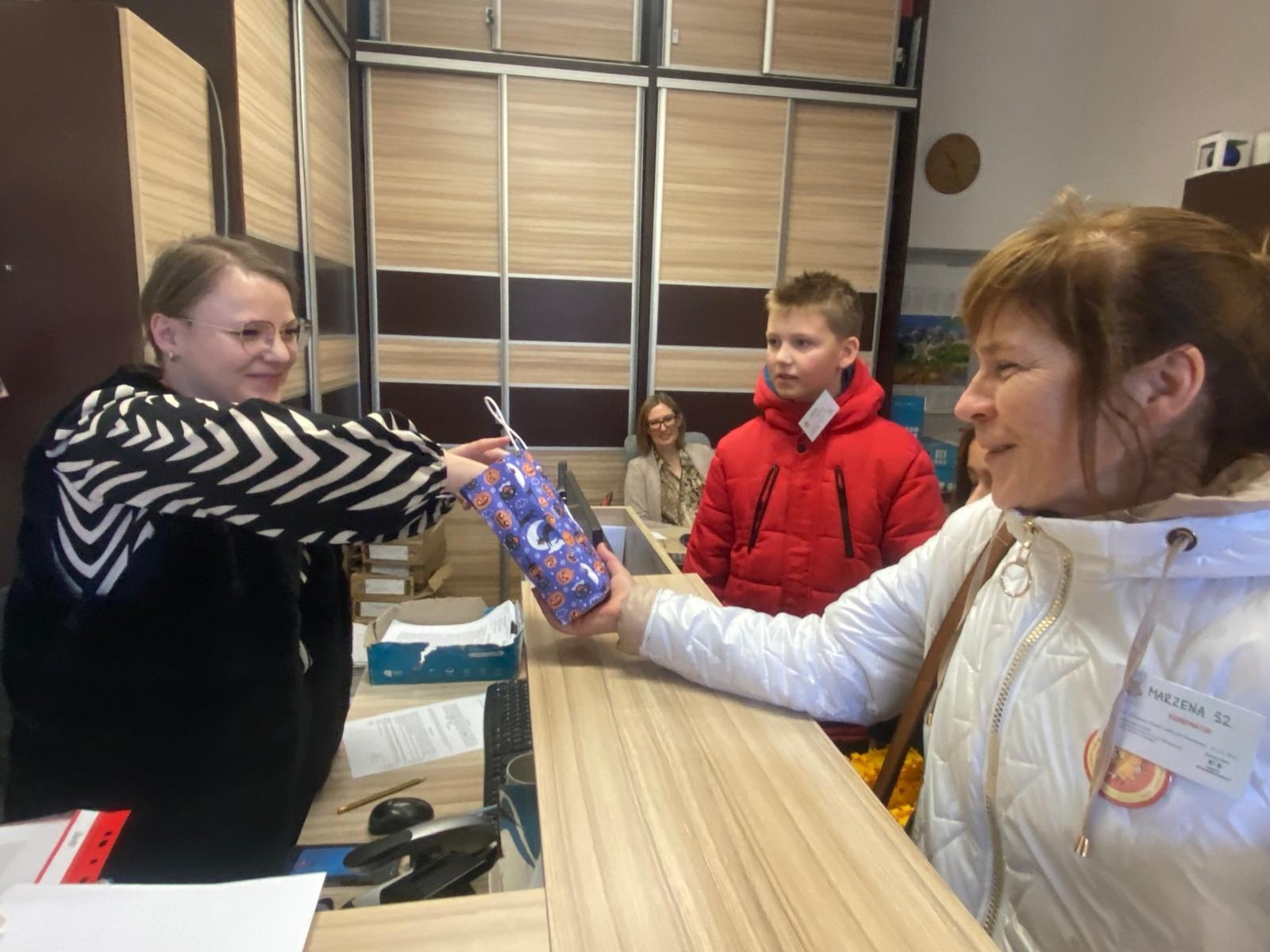 W dniu obchodów Światowego Dnia Tabliczki Mnożenia nasza szkoła włączyła się w akcję promującą znajomość działań matematycznych zarówno wśród uczniów, jak i w szerszej społeczności lokalnej.
Podczas przerw odbywały się krótkie egzaminy, podczas których wyznaczeni egzaminatorzy sprawdzali znajomość tabliczki mnożenia wśród uczniów oraz nauczycieli. Atmosfera była pełna pozytywnej rywalizacji, a uczestnicy z entuzjazmem podchodzili do matematycznych wyzwań.
Specjalnie powołane Patrole Egzaminacyjne, wyposażone w kolorowe transparenty, wyruszyły poza mury szkoły, aby szerzyć ideę Światowego Dnia Tabliczki Mnożenia wśród mieszkańców miasta. Wolontariusze odwiedzili okoliczne sklepy, parki oraz instytucje państwowe, gdzie przeprowadzali krótkie quizy matematyczne wśród przypadkowych przechodniów.
Akcja spotkała się z dużym zainteresowaniem i pozytywnym odbiorem. Kolorowe transparenty i pogodne podejście egzaminatorów przyciągały uwagę, zachęcając do udziału zarówno dzieci, dorosłych, jak i seniorów. W wielu przypadkach uczestnicy z uśmiechem podejmowali wyzwanie, przypominając sobie podstawowe działania matematyczne.
Dzięki zaangażowaniu całej społeczności szkolnej oraz aktywności poza szkołą, nasza placówka przyczyniła się do popularyzacji nauki matematyki wśród mieszkańców miasta. Obchody Światowego Dnia Tabliczki Mnożenia udowodniły, że matematyka może być zabawą dostępną dla wszystkich, niezależnie od wieku.