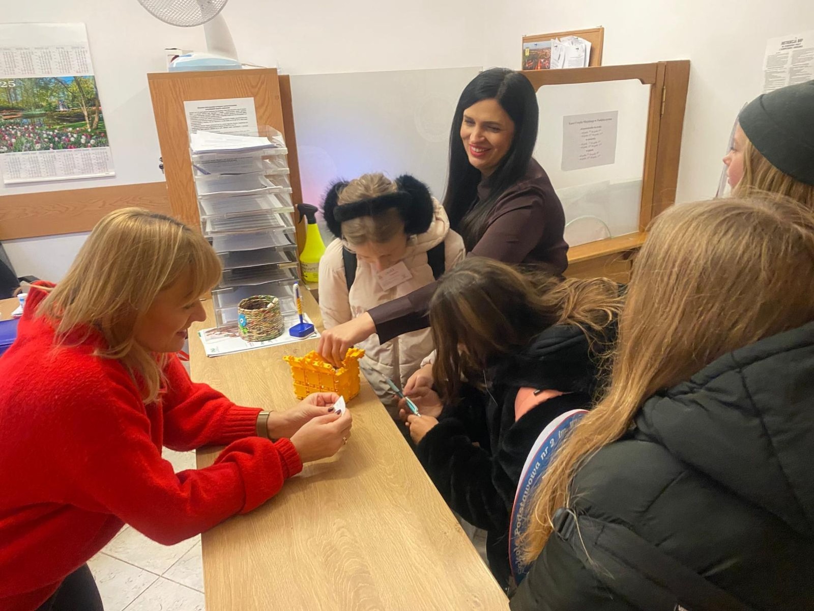 W dniu obchodów Światowego Dnia Tabliczki Mnożenia nasza szkoła włączyła się w akcję promującą znajomość działań matematycznych zarówno wśród uczniów, jak i w szerszej społeczności lokalnej.
Podczas przerw odbywały się krótkie egzaminy, podczas których wyznaczeni egzaminatorzy sprawdzali znajomość tabliczki mnożenia wśród uczniów oraz nauczycieli. Atmosfera była pełna pozytywnej rywalizacji, a uczestnicy z entuzjazmem podchodzili do matematycznych wyzwań.
Specjalnie powołane Patrole Egzaminacyjne, wyposażone w kolorowe transparenty, wyruszyły poza mury szkoły, aby szerzyć ideę Światowego Dnia Tabliczki Mnożenia wśród mieszkańców miasta. Wolontariusze odwiedzili okoliczne sklepy, parki oraz instytucje państwowe, gdzie przeprowadzali krótkie quizy matematyczne wśród przypadkowych przechodniów.
Akcja spotkała się z dużym zainteresowaniem i pozytywnym odbiorem. Kolorowe transparenty i pogodne podejście egzaminatorów przyciągały uwagę, zachęcając do udziału zarówno dzieci, dorosłych, jak i seniorów. W wielu przypadkach uczestnicy z uśmiechem podejmowali wyzwanie, przypominając sobie podstawowe działania matematyczne.
Dzięki zaangażowaniu całej społeczności szkolnej oraz aktywności poza szkołą, nasza placówka przyczyniła się do popularyzacji nauki matematyki wśród mieszkańców miasta. Obchody Światowego Dnia Tabliczki Mnożenia udowodniły, że matematyka może być zabawą dostępną dla wszystkich, niezależnie od wieku.