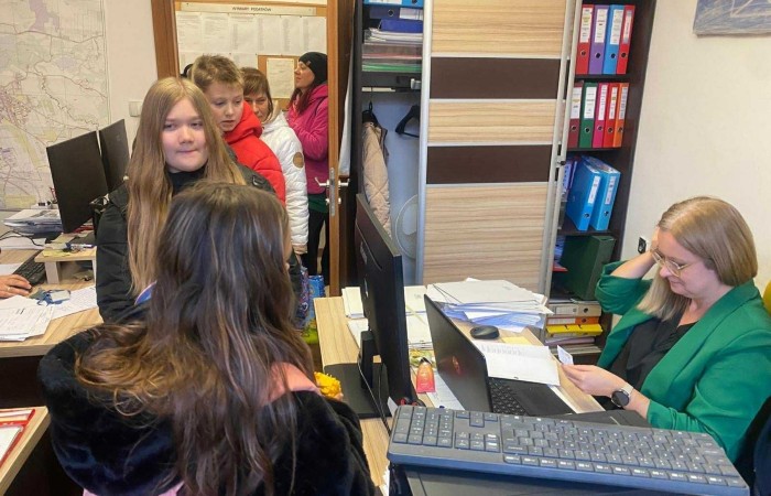 W dniu obchodów Światowego Dnia Tabliczki Mnożenia nasza szkoła włączyła się w akcję promującą znajomość działań matematycznych zarówno wśród uczniów, jak i w szerszej społeczności lokalnej.
Podczas przerw odbywały się krótkie egzaminy, podczas których wyznaczeni egzaminatorzy sprawdzali znajomość tabliczki mnożenia wśród uczniów oraz nauczycieli. Atmosfera była pełna pozytywnej rywalizacji, a uczestnicy z entuzjazmem podchodzili do matematycznych wyzwań.
Specjalnie powołane Patrole Egzaminacyjne, wyposażone w kolorowe transparenty, wyruszyły poza mury szkoły, aby szerzyć ideę Światowego Dnia Tabliczki Mnożenia wśród mieszkańców miasta. Wolontariusze odwiedzili okoliczne sklepy, parki oraz instytucje państwowe, gdzie przeprowadzali krótkie quizy matematyczne wśród przypadkowych przechodniów.
Akcja spotkała się z dużym zainteresowaniem i pozytywnym odbiorem. Kolorowe transparenty i pogodne podejście egzaminatorów przyciągały uwagę, zachęcając do udziału zarówno dzieci, dorosłych, jak i seniorów. W wielu przypadkach uczestnicy z uśmiechem podejmowali wyzwanie, przypominając sobie podstawowe działania matematyczne.
Dzięki zaangażowaniu całej społeczności szkolnej oraz aktywności poza szkołą, nasza placówka przyczyniła się do popularyzacji nauki matematyki wśród mieszkańców miasta. Obchody Światowego Dnia Tabliczki Mnożenia udowodniły, że matematyka może być zabawą dostępną dla wszystkich, niezależnie od wieku.