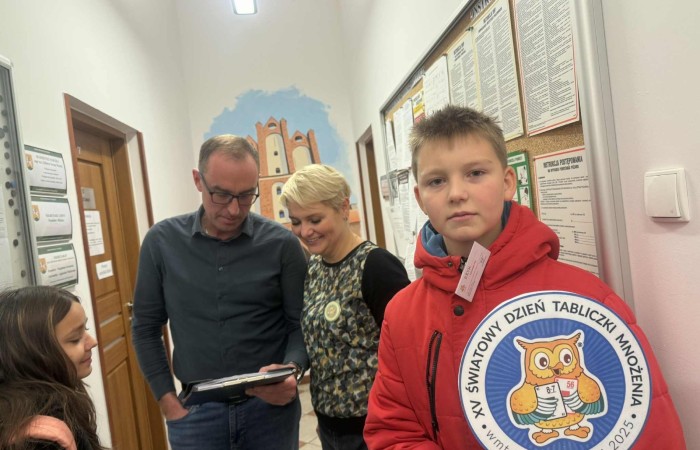W dniu obchodów Światowego Dnia Tabliczki Mnożenia nasza szkoła włączyła się w akcję promującą znajomość działań matematycznych zarówno wśród uczniów, jak i w szerszej społeczności lokalnej.
Podczas przerw odbywały się krótkie egzaminy, podczas których wyznaczeni egzaminatorzy sprawdzali znajomość tabliczki mnożenia wśród uczniów oraz nauczycieli. Atmosfera była pełna pozytywnej rywalizacji, a uczestnicy z entuzjazmem podchodzili do matematycznych wyzwań.
Specjalnie powołane Patrole Egzaminacyjne, wyposażone w kolorowe transparenty, wyruszyły poza mury szkoły, aby szerzyć ideę Światowego Dnia Tabliczki Mnożenia wśród mieszkańców miasta. Wolontariusze odwiedzili okoliczne sklepy, parki oraz instytucje państwowe, gdzie przeprowadzali krótkie quizy matematyczne wśród przypadkowych przechodniów.
Akcja spotkała się z dużym zainteresowaniem i pozytywnym odbiorem. Kolorowe transparenty i pogodne podejście egzaminatorów przyciągały uwagę, zachęcając do udziału zarówno dzieci, dorosłych, jak i seniorów. W wielu przypadkach uczestnicy z uśmiechem podejmowali wyzwanie, przypominając sobie podstawowe działania matematyczne.
Dzięki zaangażowaniu całej społeczności szkolnej oraz aktywności poza szkołą, nasza placówka przyczyniła się do popularyzacji nauki matematyki wśród mieszkańców miasta. Obchody Światowego Dnia Tabliczki Mnożenia udowodniły, że matematyka może być zabawą dostępną dla wszystkich, niezależnie od wieku.