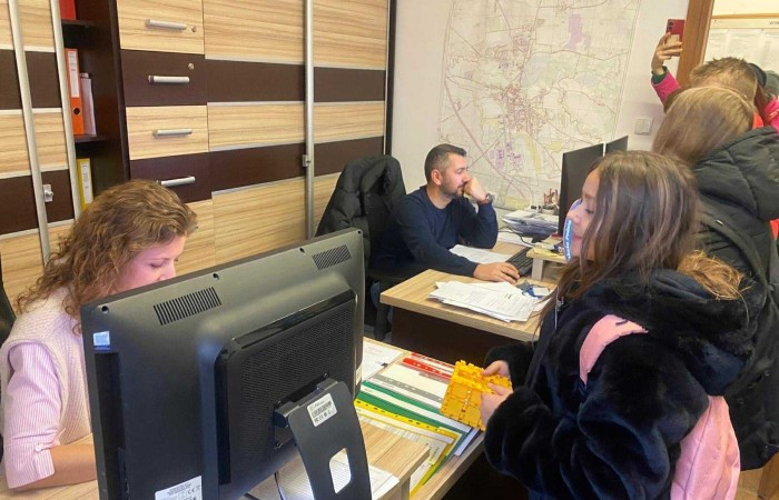 W dniu obchodów Światowego Dnia Tabliczki Mnożenia nasza szkoła włączyła się w akcję promującą znajomość działań matematycznych zarówno wśród uczniów, jak i w szerszej społeczności lokalnej.
Podczas przerw odbywały się krótkie egzaminy, podczas których wyznaczeni egzaminatorzy sprawdzali znajomość tabliczki mnożenia wśród uczniów oraz nauczycieli. Atmosfera była pełna pozytywnej rywalizacji, a uczestnicy z entuzjazmem podchodzili do matematycznych wyzwań.
Specjalnie powołane Patrole Egzaminacyjne, wyposażone w kolorowe transparenty, wyruszyły poza mury szkoły, aby szerzyć ideę Światowego Dnia Tabliczki Mnożenia wśród mieszkańców miasta. Wolontariusze odwiedzili okoliczne sklepy, parki oraz instytucje państwowe, gdzie przeprowadzali krótkie quizy matematyczne wśród przypadkowych przechodniów.
Akcja spotkała się z dużym zainteresowaniem i pozytywnym odbiorem. Kolorowe transparenty i pogodne podejście egzaminatorów przyciągały uwagę, zachęcając do udziału zarówno dzieci, dorosłych, jak i seniorów. W wielu przypadkach uczestnicy z uśmiechem podejmowali wyzwanie, przypominając sobie podstawowe działania matematyczne.
Dzięki zaangażowaniu całej społeczności szkolnej oraz aktywności poza szkołą, nasza placówka przyczyniła się do popularyzacji nauki matematyki wśród mieszkańców miasta. Obchody Światowego Dnia Tabliczki Mnożenia udowodniły, że matematyka może być zabawą dostępną dla wszystkich, niezależnie od wieku.