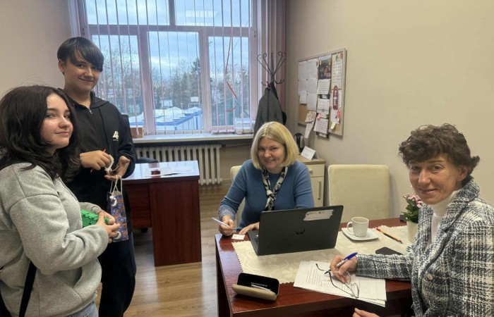 W dniu obchodów Światowego Dnia Tabliczki Mnożenia nasza szkoła włączyła się w akcję promującą znajomość działań matematycznych zarówno wśród uczniów, jak i w szerszej społeczności lokalnej.
Podczas przerw odbywały się krótkie egzaminy, podczas których wyznaczeni egzaminatorzy sprawdzali znajomość tabliczki mnożenia wśród uczniów oraz nauczycieli. Atmosfera była pełna pozytywnej rywalizacji, a uczestnicy z entuzjazmem podchodzili do matematycznych wyzwań.
Specjalnie powołane Patrole Egzaminacyjne, wyposażone w kolorowe transparenty, wyruszyły poza mury szkoły, aby szerzyć ideę Światowego Dnia Tabliczki Mnożenia wśród mieszkańców miasta. Wolontariusze odwiedzili okoliczne sklepy, parki oraz instytucje państwowe, gdzie przeprowadzali krótkie quizy matematyczne wśród przypadkowych przechodniów.
Akcja spotkała się z dużym zainteresowaniem i pozytywnym odbiorem. Kolorowe transparenty i pogodne podejście egzaminatorów przyciągały uwagę, zachęcając do udziału zarówno dzieci, dorosłych, jak i seniorów. W wielu przypadkach uczestnicy z uśmiechem podejmowali wyzwanie, przypominając sobie podstawowe działania matematyczne.
Dzięki zaangażowaniu całej społeczności szkolnej oraz aktywności poza szkołą, nasza placówka przyczyniła się do popularyzacji nauki matematyki wśród mieszkańców miasta. Obchody Światowego Dnia Tabliczki Mnożenia udowodniły, że matematyka może być zabawą dostępną dla wszystkich, niezależnie od wieku.