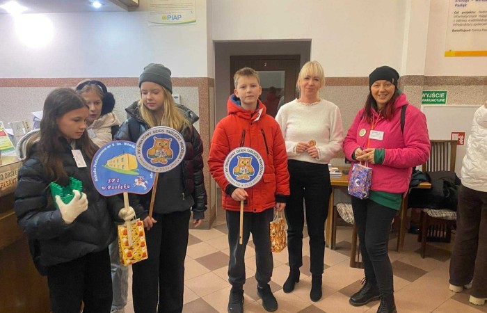 W dniu obchodów Światowego Dnia Tabliczki Mnożenia nasza szkoła włączyła się w akcję promującą znajomość działań matematycznych zarówno wśród uczniów, jak i w szerszej społeczności lokalnej.
Podczas przerw odbywały się krótkie egzaminy, podczas których wyznaczeni egzaminatorzy sprawdzali znajomość tabliczki mnożenia wśród uczniów oraz nauczycieli. Atmosfera była pełna pozytywnej rywalizacji, a uczestnicy z entuzjazmem podchodzili do matematycznych wyzwań.
Specjalnie powołane Patrole Egzaminacyjne, wyposażone w kolorowe transparenty, wyruszyły poza mury szkoły, aby szerzyć ideę Światowego Dnia Tabliczki Mnożenia wśród mieszkańców miasta. Wolontariusze odwiedzili okoliczne sklepy, parki oraz instytucje państwowe, gdzie przeprowadzali krótkie quizy matematyczne wśród przypadkowych przechodniów.
Akcja spotkała się z dużym zainteresowaniem i pozytywnym odbiorem. Kolorowe transparenty i pogodne podejście egzaminatorów przyciągały uwagę, zachęcając do udziału zarówno dzieci, dorosłych, jak i seniorów. W wielu przypadkach uczestnicy z uśmiechem podejmowali wyzwanie, przypominając sobie podstawowe działania matematyczne.
Dzięki zaangażowaniu całej społeczności szkolnej oraz aktywności poza szkołą, nasza placówka przyczyniła się do popularyzacji nauki matematyki wśród mieszkańców miasta. Obchody Światowego Dnia Tabliczki Mnożenia udowodniły, że matematyka może być zabawą dostępną dla wszystkich, niezależnie od wieku.