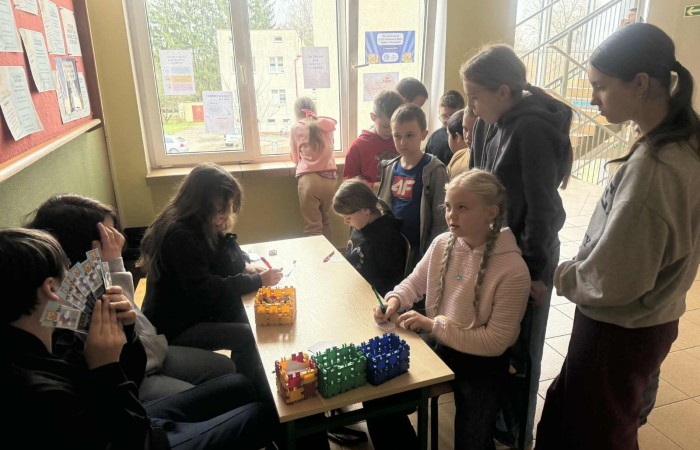W dniu obchodów Światowego Dnia Tabliczki Mnożenia nasza szkoła włączyła się w akcję promującą znajomość działań matematycznych zarówno wśród uczniów, jak i w szerszej społeczności lokalnej.
Podczas przerw odbywały się krótkie egzaminy, podczas których wyznaczeni egzaminatorzy sprawdzali znajomość tabliczki mnożenia wśród uczniów oraz nauczycieli. Atmosfera była pełna pozytywnej rywalizacji, a uczestnicy z entuzjazmem podchodzili do matematycznych wyzwań.
Specjalnie powołane Patrole Egzaminacyjne, wyposażone w kolorowe transparenty, wyruszyły poza mury szkoły, aby szerzyć ideę Światowego Dnia Tabliczki Mnożenia wśród mieszkańców miasta. Wolontariusze odwiedzili okoliczne sklepy, parki oraz instytucje państwowe, gdzie przeprowadzali krótkie quizy matematyczne wśród przypadkowych przechodniów.
Akcja spotkała się z dużym zainteresowaniem i pozytywnym odbiorem. Kolorowe transparenty i pogodne podejście egzaminatorów przyciągały uwagę, zachęcając do udziału zarówno dzieci, dorosłych, jak i seniorów. W wielu przypadkach uczestnicy z uśmiechem podejmowali wyzwanie, przypominając sobie podstawowe działania matematyczne.
Dzięki zaangażowaniu całej społeczności szkolnej oraz aktywności poza szkołą, nasza placówka przyczyniła się do popularyzacji nauki matematyki wśród mieszkańców miasta. Obchody Światowego Dnia Tabliczki Mnożenia udowodniły, że matematyka może być zabawą dostępną dla wszystkich, niezależnie od wieku.