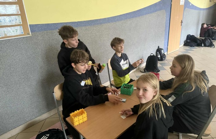 W dniu obchodów Światowego Dnia Tabliczki Mnożenia nasza szkoła włączyła się w akcję promującą znajomość działań matematycznych zarówno wśród uczniów, jak i w szerszej społeczności lokalnej.
Podczas przerw odbywały się krótkie egzaminy, podczas których wyznaczeni egzaminatorzy sprawdzali znajomość tabliczki mnożenia wśród uczniów oraz nauczycieli. Atmosfera była pełna pozytywnej rywalizacji, a uczestnicy z entuzjazmem podchodzili do matematycznych wyzwań.
Specjalnie powołane Patrole Egzaminacyjne, wyposażone w kolorowe transparenty, wyruszyły poza mury szkoły, aby szerzyć ideę Światowego Dnia Tabliczki Mnożenia wśród mieszkańców miasta. Wolontariusze odwiedzili okoliczne sklepy, parki oraz instytucje państwowe, gdzie przeprowadzali krótkie quizy matematyczne wśród przypadkowych przechodniów.
Akcja spotkała się z dużym zainteresowaniem i pozytywnym odbiorem. Kolorowe transparenty i pogodne podejście egzaminatorów przyciągały uwagę, zachęcając do udziału zarówno dzieci, dorosłych, jak i seniorów. W wielu przypadkach uczestnicy z uśmiechem podejmowali wyzwanie, przypominając sobie podstawowe działania matematyczne.
Dzięki zaangażowaniu całej społeczności szkolnej oraz aktywności poza szkołą, nasza placówka przyczyniła się do popularyzacji nauki matematyki wśród mieszkańców miasta. Obchody Światowego Dnia Tabliczki Mnożenia udowodniły, że matematyka może być zabawą dostępną dla wszystkich, niezależnie od wieku.