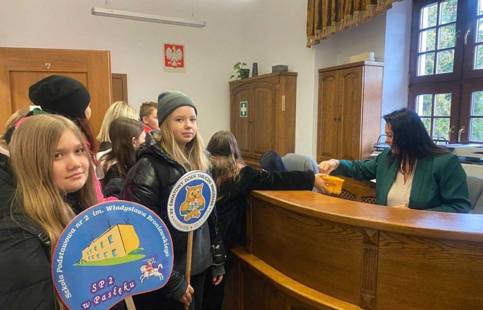 W dniu obchodów Światowego Dnia Tabliczki Mnożenia nasza szkoła włączyła się w akcję promującą znajomość działań matematycznych zarówno wśród uczniów, jak i w szerszej społeczności lokalnej.
Podczas przerw odbywały się krótkie egzaminy, podczas których wyznaczeni egzaminatorzy sprawdzali znajomość tabliczki mnożenia wśród uczniów oraz nauczycieli. Atmosfera była pełna pozytywnej rywalizacji, a uczestnicy z entuzjazmem podchodzili do matematycznych wyzwań.
Specjalnie powołane Patrole Egzaminacyjne, wyposażone w kolorowe transparenty, wyruszyły poza mury szkoły, aby szerzyć ideę Światowego Dnia Tabliczki Mnożenia wśród mieszkańców miasta. Wolontariusze odwiedzili okoliczne sklepy, parki oraz instytucje państwowe, gdzie przeprowadzali krótkie quizy matematyczne wśród przypadkowych przechodniów.
Akcja spotkała się z dużym zainteresowaniem i pozytywnym odbiorem. Kolorowe transparenty i pogodne podejście egzaminatorów przyciągały uwagę, zachęcając do udziału zarówno dzieci, dorosłych, jak i seniorów. W wielu przypadkach uczestnicy z uśmiechem podejmowali wyzwanie, przypominając sobie podstawowe działania matematyczne.
Dzięki zaangażowaniu całej społeczności szkolnej oraz aktywności poza szkołą, nasza placówka przyczyniła się do popularyzacji nauki matematyki wśród mieszkańców miasta. Obchody Światowego Dnia Tabliczki Mnożenia udowodniły, że matematyka może być zabawą dostępną dla wszystkich, niezależnie od wieku.