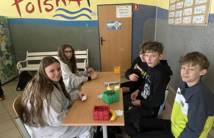 W dniu obchodów Światowego Dnia Tabliczki Mnożenia nasza szkoła włączyła się w akcję promującą znajomość działań matematycznych zarówno wśród uczniów, jak i w szerszej społeczności lokalnej.
Podczas przerw odbywały się krótkie egzaminy, podczas których wyznaczeni egzaminatorzy sprawdzali znajomość tabliczki mnożenia wśród uczniów oraz nauczycieli. Atmosfera była pełna pozytywnej rywalizacji, a uczestnicy z entuzjazmem podchodzili do matematycznych wyzwań.
Specjalnie powołane Patrole Egzaminacyjne, wyposażone w kolorowe transparenty, wyruszyły poza mury szkoły, aby szerzyć ideę Światowego Dnia Tabliczki Mnożenia wśród mieszkańców miasta. Wolontariusze odwiedzili okoliczne sklepy, parki oraz instytucje państwowe, gdzie przeprowadzali krótkie quizy matematyczne wśród przypadkowych przechodniów.
Akcja spotkała się z dużym zainteresowaniem i pozytywnym odbiorem. Kolorowe transparenty i pogodne podejście egzaminatorów przyciągały uwagę, zachęcając do udziału zarówno dzieci, dorosłych, jak i seniorów. W wielu przypadkach uczestnicy z uśmiechem podejmowali wyzwanie, przypominając sobie podstawowe działania matematyczne.
Dzięki zaangażowaniu całej społeczności szkolnej oraz aktywności poza szkołą, nasza placówka przyczyniła się do popularyzacji nauki matematyki wśród mieszkańców miasta. Obchody Światowego Dnia Tabliczki Mnożenia udowodniły, że matematyka może być zabawą dostępną dla wszystkich, niezależnie od wieku.