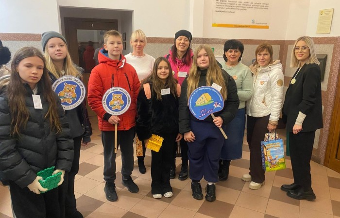 W dniu obchodów Światowego Dnia Tabliczki Mnożenia nasza szkoła włączyła się w akcję promującą znajomość działań matematycznych zarówno wśród uczniów, jak i w szerszej społeczności lokalnej.
Podczas przerw odbywały się krótkie egzaminy, podczas których wyznaczeni egzaminatorzy sprawdzali znajomość tabliczki mnożenia wśród uczniów oraz nauczycieli. Atmosfera była pełna pozytywnej rywalizacji, a uczestnicy z entuzjazmem podchodzili do matematycznych wyzwań.
Specjalnie powołane Patrole Egzaminacyjne, wyposażone w kolorowe transparenty, wyruszyły poza mury szkoły, aby szerzyć ideę Światowego Dnia Tabliczki Mnożenia wśród mieszkańców miasta. Wolontariusze odwiedzili okoliczne sklepy, parki oraz instytucje państwowe, gdzie przeprowadzali krótkie quizy matematyczne wśród przypadkowych przechodniów.
Akcja spotkała się z dużym zainteresowaniem i pozytywnym odbiorem. Kolorowe transparenty i pogodne podejście egzaminatorów przyciągały uwagę, zachęcając do udziału zarówno dzieci, dorosłych, jak i seniorów. W wielu przypadkach uczestnicy z uśmiechem podejmowali wyzwanie, przypominając sobie podstawowe działania matematyczne.
Dzięki zaangażowaniu całej społeczności szkolnej oraz aktywności poza szkołą, nasza placówka przyczyniła się do popularyzacji nauki matematyki wśród mieszkańców miasta. Obchody Światowego Dnia Tabliczki Mnożenia udowodniły, że matematyka może być zabawą dostępną dla wszystkich, niezależnie od wieku.