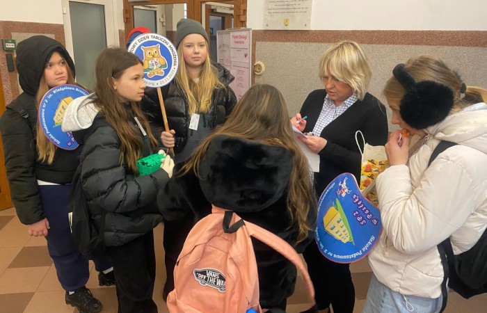 W dniu obchodów Światowego Dnia Tabliczki Mnożenia nasza szkoła włączyła się w akcję promującą znajomość działań matematycznych zarówno wśród uczniów, jak i w szerszej społeczności lokalnej.
Podczas przerw odbywały się krótkie egzaminy, podczas których wyznaczeni egzaminatorzy sprawdzali znajomość tabliczki mnożenia wśród uczniów oraz nauczycieli. Atmosfera była pełna pozytywnej rywalizacji, a uczestnicy z entuzjazmem podchodzili do matematycznych wyzwań.
Specjalnie powołane Patrole Egzaminacyjne, wyposażone w kolorowe transparenty, wyruszyły poza mury szkoły, aby szerzyć ideę Światowego Dnia Tabliczki Mnożenia wśród mieszkańców miasta. Wolontariusze odwiedzili okoliczne sklepy, parki oraz instytucje państwowe, gdzie przeprowadzali krótkie quizy matematyczne wśród przypadkowych przechodniów.
Akcja spotkała się z dużym zainteresowaniem i pozytywnym odbiorem. Kolorowe transparenty i pogodne podejście egzaminatorów przyciągały uwagę, zachęcając do udziału zarówno dzieci, dorosłych, jak i seniorów. W wielu przypadkach uczestnicy z uśmiechem podejmowali wyzwanie, przypominając sobie podstawowe działania matematyczne.
Dzięki zaangażowaniu całej społeczności szkolnej oraz aktywności poza szkołą, nasza placówka przyczyniła się do popularyzacji nauki matematyki wśród mieszkańców miasta. Obchody Światowego Dnia Tabliczki Mnożenia udowodniły, że matematyka może być zabawą dostępną dla wszystkich, niezależnie od wieku.