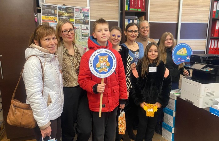 W dniu obchodów Światowego Dnia Tabliczki Mnożenia nasza szkoła włączyła się w akcję promującą znajomość działań matematycznych zarówno wśród uczniów, jak i w szerszej społeczności lokalnej.
Podczas przerw odbywały się krótkie egzaminy, podczas których wyznaczeni egzaminatorzy sprawdzali znajomość tabliczki mnożenia wśród uczniów oraz nauczycieli. Atmosfera była pełna pozytywnej rywalizacji, a uczestnicy z entuzjazmem podchodzili do matematycznych wyzwań.
Specjalnie powołane Patrole Egzaminacyjne, wyposażone w kolorowe transparenty, wyruszyły poza mury szkoły, aby szerzyć ideę Światowego Dnia Tabliczki Mnożenia wśród mieszkańców miasta. Wolontariusze odwiedzili okoliczne sklepy, parki oraz instytucje państwowe, gdzie przeprowadzali krótkie quizy matematyczne wśród przypadkowych przechodniów.
Akcja spotkała się z dużym zainteresowaniem i pozytywnym odbiorem. Kolorowe transparenty i pogodne podejście egzaminatorów przyciągały uwagę, zachęcając do udziału zarówno dzieci, dorosłych, jak i seniorów. W wielu przypadkach uczestnicy z uśmiechem podejmowali wyzwanie, przypominając sobie podstawowe działania matematyczne.
Dzięki zaangażowaniu całej społeczności szkolnej oraz aktywności poza szkołą, nasza placówka przyczyniła się do popularyzacji nauki matematyki wśród mieszkańców miasta. Obchody Światowego Dnia Tabliczki Mnożenia udowodniły, że matematyka może być zabawą dostępną dla wszystkich, niezależnie od wieku.