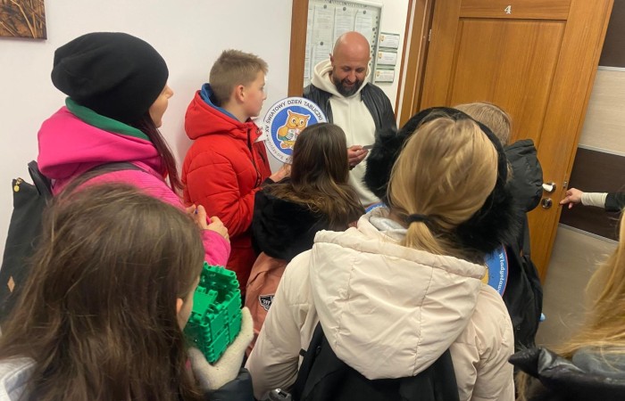 W dniu obchodów Światowego Dnia Tabliczki Mnożenia nasza szkoła włączyła się w akcję promującą znajomość działań matematycznych zarówno wśród uczniów, jak i w szerszej społeczności lokalnej.
Podczas przerw odbywały się krótkie egzaminy, podczas których wyznaczeni egzaminatorzy sprawdzali znajomość tabliczki mnożenia wśród uczniów oraz nauczycieli. Atmosfera była pełna pozytywnej rywalizacji, a uczestnicy z entuzjazmem podchodzili do matematycznych wyzwań.
Specjalnie powołane Patrole Egzaminacyjne, wyposażone w kolorowe transparenty, wyruszyły poza mury szkoły, aby szerzyć ideę Światowego Dnia Tabliczki Mnożenia wśród mieszkańców miasta. Wolontariusze odwiedzili okoliczne sklepy, parki oraz instytucje państwowe, gdzie przeprowadzali krótkie quizy matematyczne wśród przypadkowych przechodniów.
Akcja spotkała się z dużym zainteresowaniem i pozytywnym odbiorem. Kolorowe transparenty i pogodne podejście egzaminatorów przyciągały uwagę, zachęcając do udziału zarówno dzieci, dorosłych, jak i seniorów. W wielu przypadkach uczestnicy z uśmiechem podejmowali wyzwanie, przypominając sobie podstawowe działania matematyczne.
Dzięki zaangażowaniu całej społeczności szkolnej oraz aktywności poza szkołą, nasza placówka przyczyniła się do popularyzacji nauki matematyki wśród mieszkańców miasta. Obchody Światowego Dnia Tabliczki Mnożenia udowodniły, że matematyka może być zabawą dostępną dla wszystkich, niezależnie od wieku.