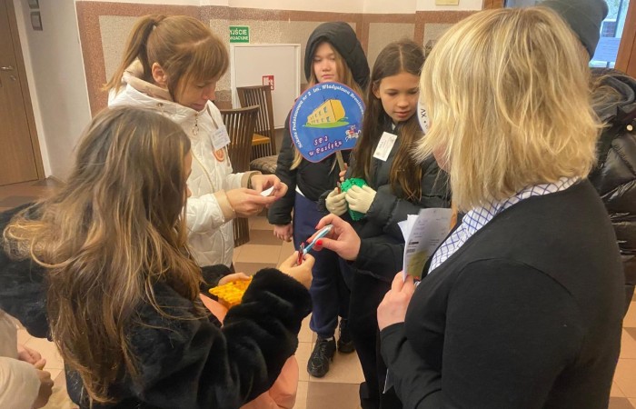 W dniu obchodów Światowego Dnia Tabliczki Mnożenia nasza szkoła włączyła się w akcję promującą znajomość działań matematycznych zarówno wśród uczniów, jak i w szerszej społeczności lokalnej.
Podczas przerw odbywały się krótkie egzaminy, podczas których wyznaczeni egzaminatorzy sprawdzali znajomość tabliczki mnożenia wśród uczniów oraz nauczycieli. Atmosfera była pełna pozytywnej rywalizacji, a uczestnicy z entuzjazmem podchodzili do matematycznych wyzwań.
Specjalnie powołane Patrole Egzaminacyjne, wyposażone w kolorowe transparenty, wyruszyły poza mury szkoły, aby szerzyć ideę Światowego Dnia Tabliczki Mnożenia wśród mieszkańców miasta. Wolontariusze odwiedzili okoliczne sklepy, parki oraz instytucje państwowe, gdzie przeprowadzali krótkie quizy matematyczne wśród przypadkowych przechodniów.
Akcja spotkała się z dużym zainteresowaniem i pozytywnym odbiorem. Kolorowe transparenty i pogodne podejście egzaminatorów przyciągały uwagę, zachęcając do udziału zarówno dzieci, dorosłych, jak i seniorów. W wielu przypadkach uczestnicy z uśmiechem podejmowali wyzwanie, przypominając sobie podstawowe działania matematyczne.
Dzięki zaangażowaniu całej społeczności szkolnej oraz aktywności poza szkołą, nasza placówka przyczyniła się do popularyzacji nauki matematyki wśród mieszkańców miasta. Obchody Światowego Dnia Tabliczki Mnożenia udowodniły, że matematyka może być zabawą dostępną dla wszystkich, niezależnie od wieku.