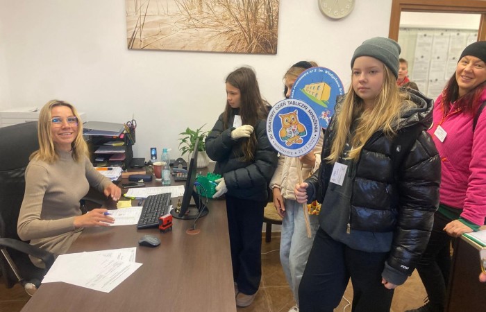 W dniu obchodów Światowego Dnia Tabliczki Mnożenia nasza szkoła włączyła się w akcję promującą znajomość działań matematycznych zarówno wśród uczniów, jak i w szerszej społeczności lokalnej.
Podczas przerw odbywały się krótkie egzaminy, podczas których wyznaczeni egzaminatorzy sprawdzali znajomość tabliczki mnożenia wśród uczniów oraz nauczycieli. Atmosfera była pełna pozytywnej rywalizacji, a uczestnicy z entuzjazmem podchodzili do matematycznych wyzwań.
Specjalnie powołane Patrole Egzaminacyjne, wyposażone w kolorowe transparenty, wyruszyły poza mury szkoły, aby szerzyć ideę Światowego Dnia Tabliczki Mnożenia wśród mieszkańców miasta. Wolontariusze odwiedzili okoliczne sklepy, parki oraz instytucje państwowe, gdzie przeprowadzali krótkie quizy matematyczne wśród przypadkowych przechodniów.
Akcja spotkała się z dużym zainteresowaniem i pozytywnym odbiorem. Kolorowe transparenty i pogodne podejście egzaminatorów przyciągały uwagę, zachęcając do udziału zarówno dzieci, dorosłych, jak i seniorów. W wielu przypadkach uczestnicy z uśmiechem podejmowali wyzwanie, przypominając sobie podstawowe działania matematyczne.
Dzięki zaangażowaniu całej społeczności szkolnej oraz aktywności poza szkołą, nasza placówka przyczyniła się do popularyzacji nauki matematyki wśród mieszkańców miasta. Obchody Światowego Dnia Tabliczki Mnożenia udowodniły, że matematyka może być zabawą dostępną dla wszystkich, niezależnie od wieku.