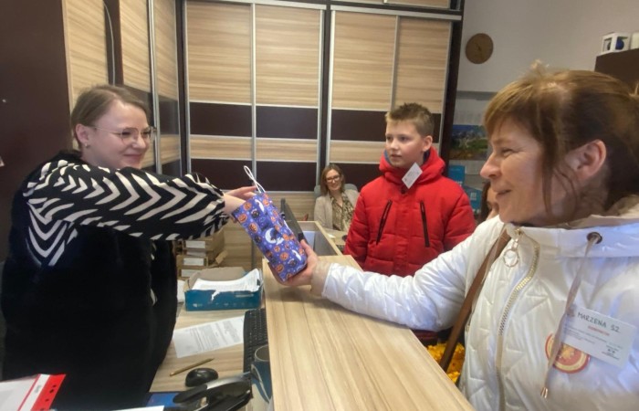 W dniu obchodów Światowego Dnia Tabliczki Mnożenia nasza szkoła włączyła się w akcję promującą znajomość działań matematycznych zarówno wśród uczniów, jak i w szerszej społeczności lokalnej.
Podczas przerw odbywały się krótkie egzaminy, podczas których wyznaczeni egzaminatorzy sprawdzali znajomość tabliczki mnożenia wśród uczniów oraz nauczycieli. Atmosfera była pełna pozytywnej rywalizacji, a uczestnicy z entuzjazmem podchodzili do matematycznych wyzwań.
Specjalnie powołane Patrole Egzaminacyjne, wyposażone w kolorowe transparenty, wyruszyły poza mury szkoły, aby szerzyć ideę Światowego Dnia Tabliczki Mnożenia wśród mieszkańców miasta. Wolontariusze odwiedzili okoliczne sklepy, parki oraz instytucje państwowe, gdzie przeprowadzali krótkie quizy matematyczne wśród przypadkowych przechodniów.
Akcja spotkała się z dużym zainteresowaniem i pozytywnym odbiorem. Kolorowe transparenty i pogodne podejście egzaminatorów przyciągały uwagę, zachęcając do udziału zarówno dzieci, dorosłych, jak i seniorów. W wielu przypadkach uczestnicy z uśmiechem podejmowali wyzwanie, przypominając sobie podstawowe działania matematyczne.
Dzięki zaangażowaniu całej społeczności szkolnej oraz aktywności poza szkołą, nasza placówka przyczyniła się do popularyzacji nauki matematyki wśród mieszkańców miasta. Obchody Światowego Dnia Tabliczki Mnożenia udowodniły, że matematyka może być zabawą dostępną dla wszystkich, niezależnie od wieku.